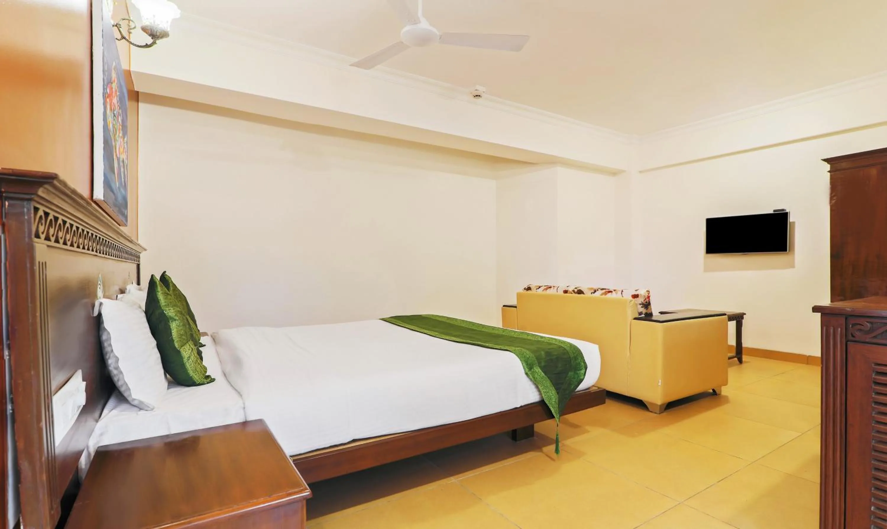Deluxe Room With Balcony - single occupancy in Treebo Premium Dona Eliza, 700 Meters From Calangute Beach