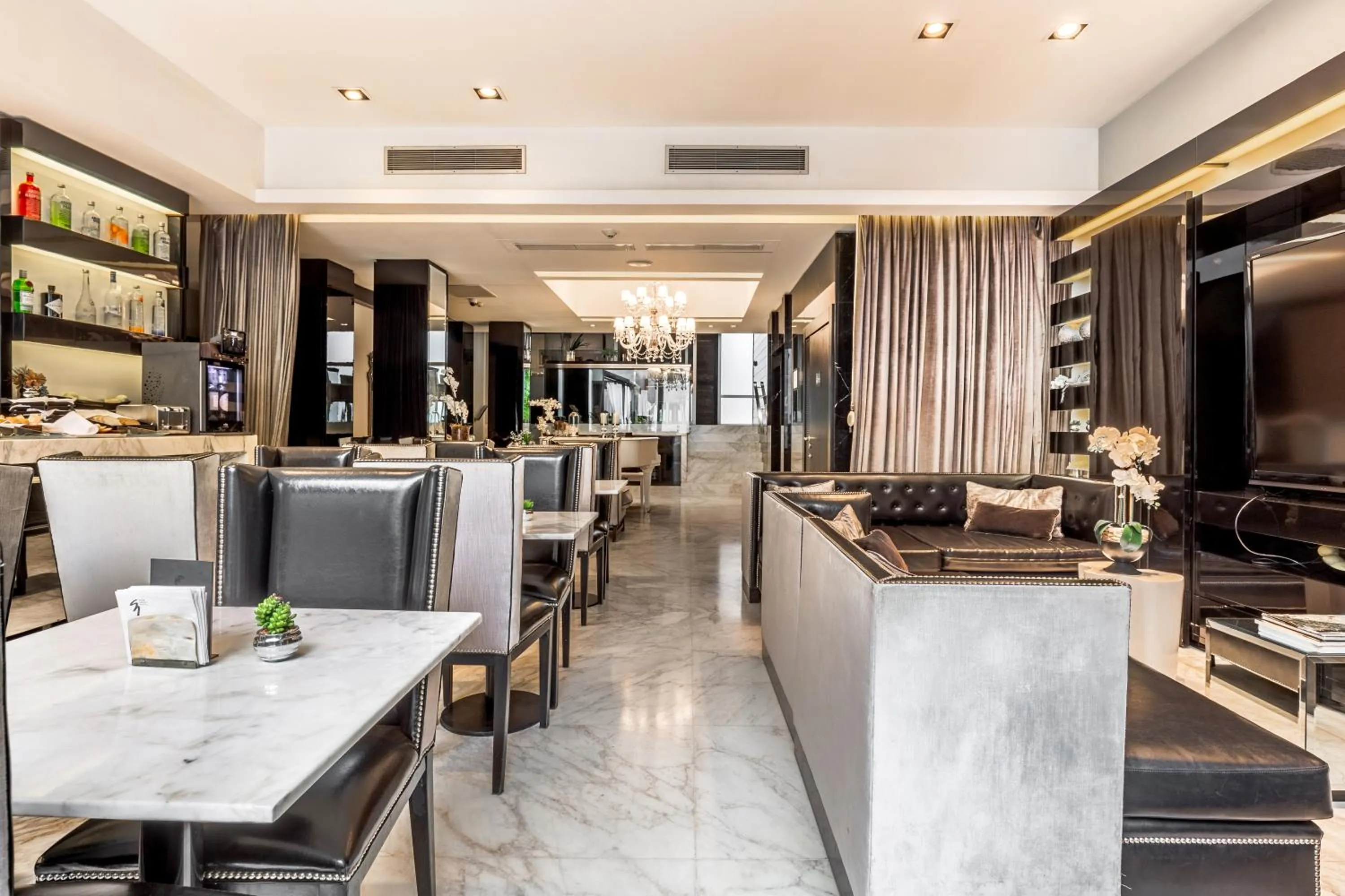 Communal lounge/ TV room in 1828 Smart Hotel Boutique