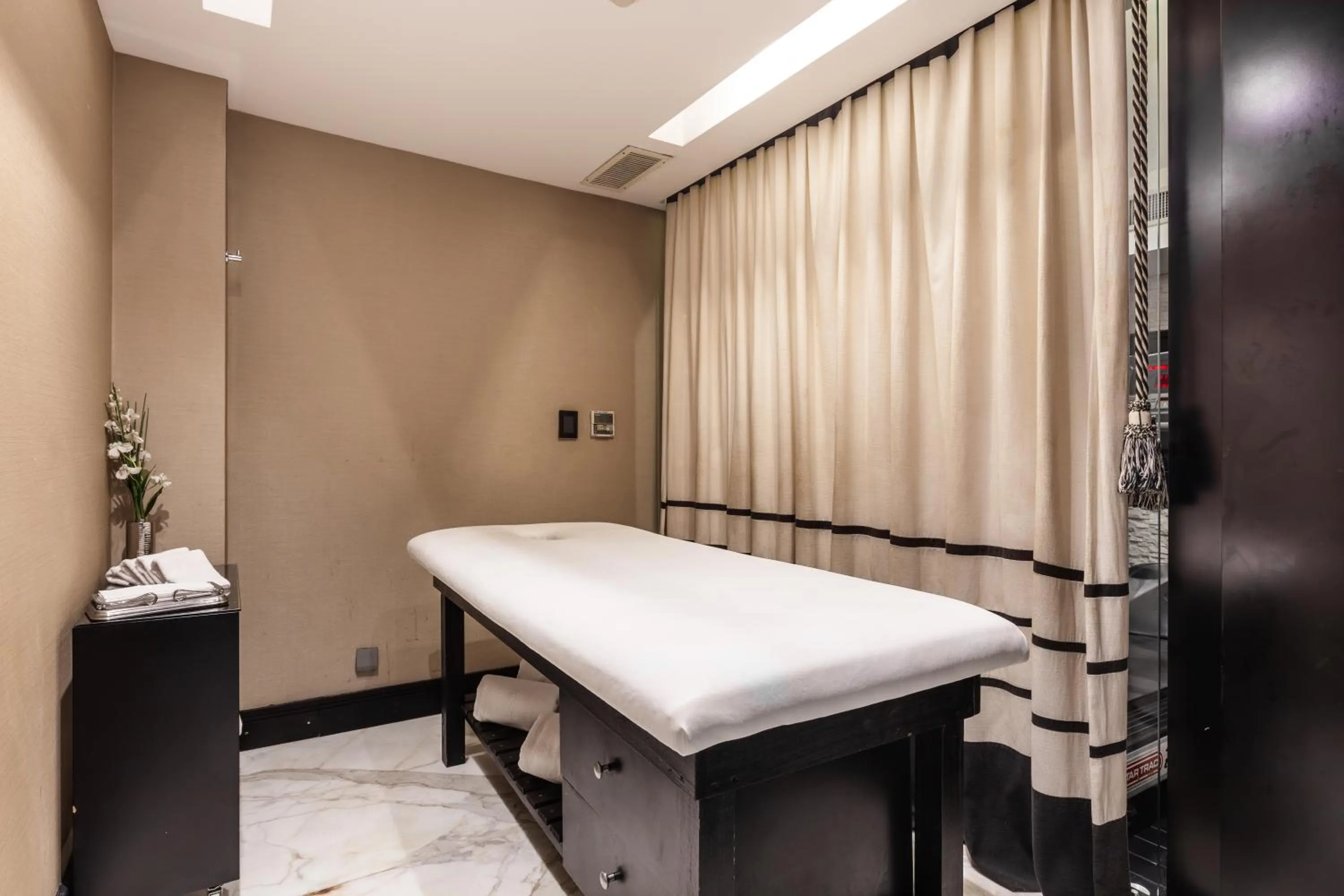 Massage in 1828 Smart Hotel Boutique