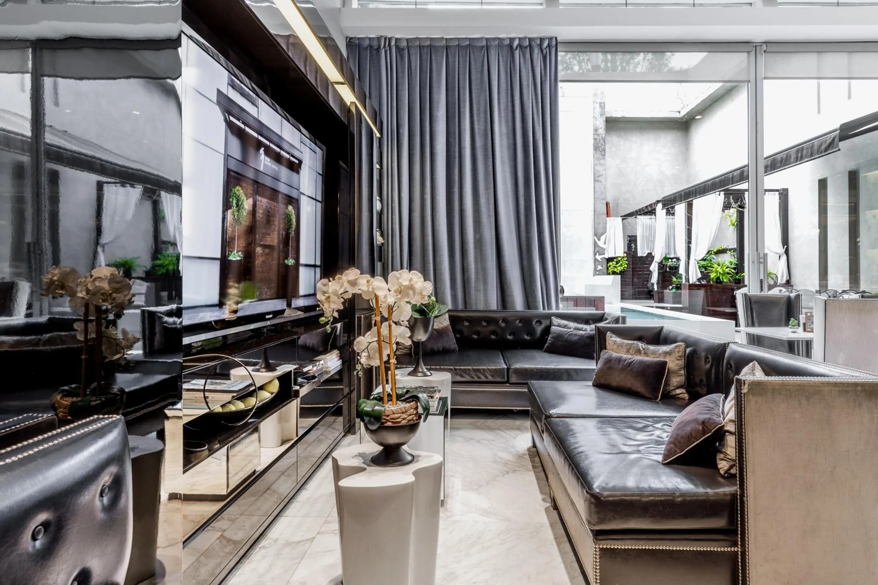 Communal lounge/ TV room in 1828 Smart Hotel Boutique