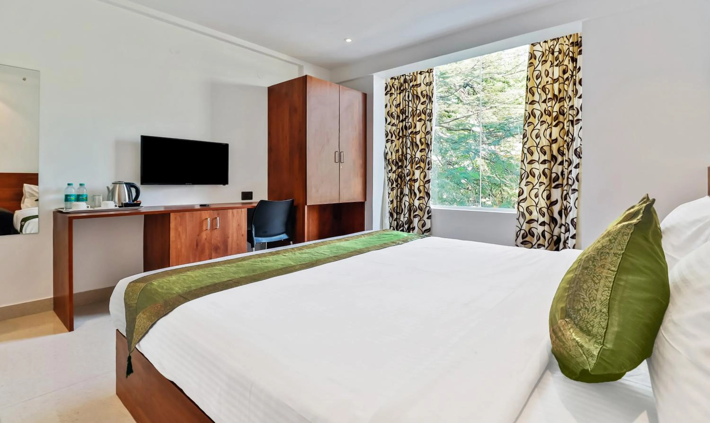 Photo of the whole room, Bed in Treebo Blu Orchid