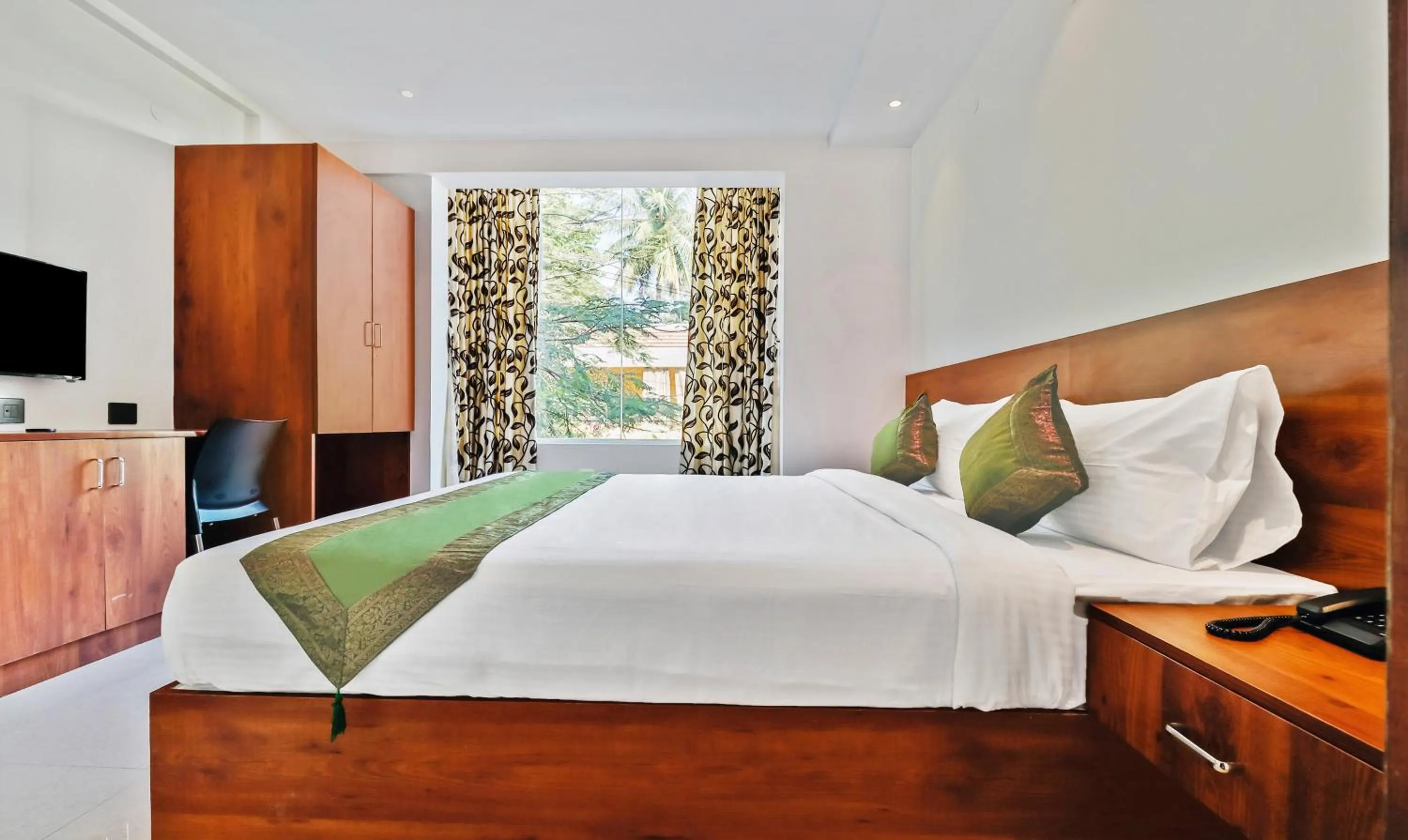 Photo of the whole room, Bed in Treebo Blu Orchid