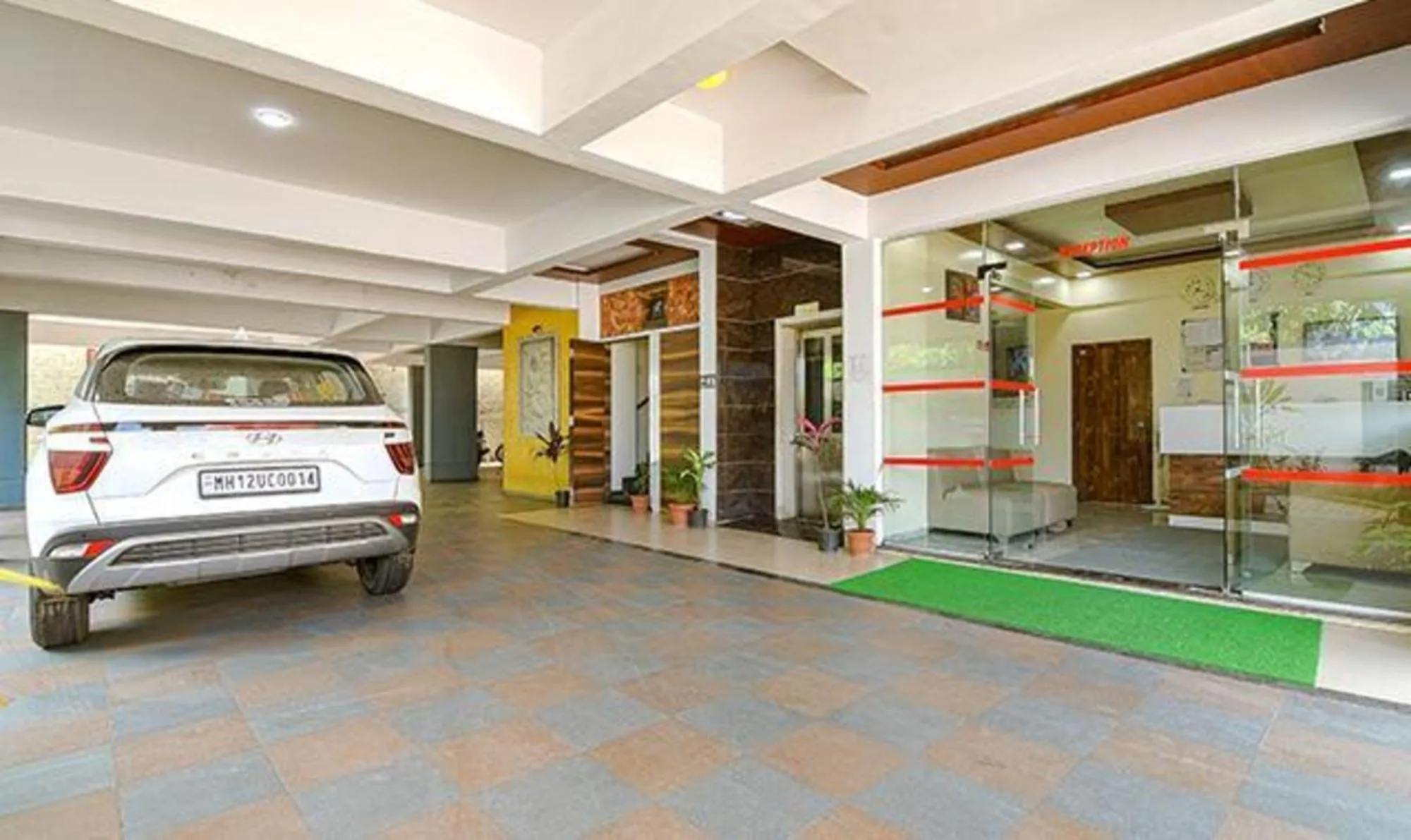 Facade/entrance in Via Kohinoor Residency