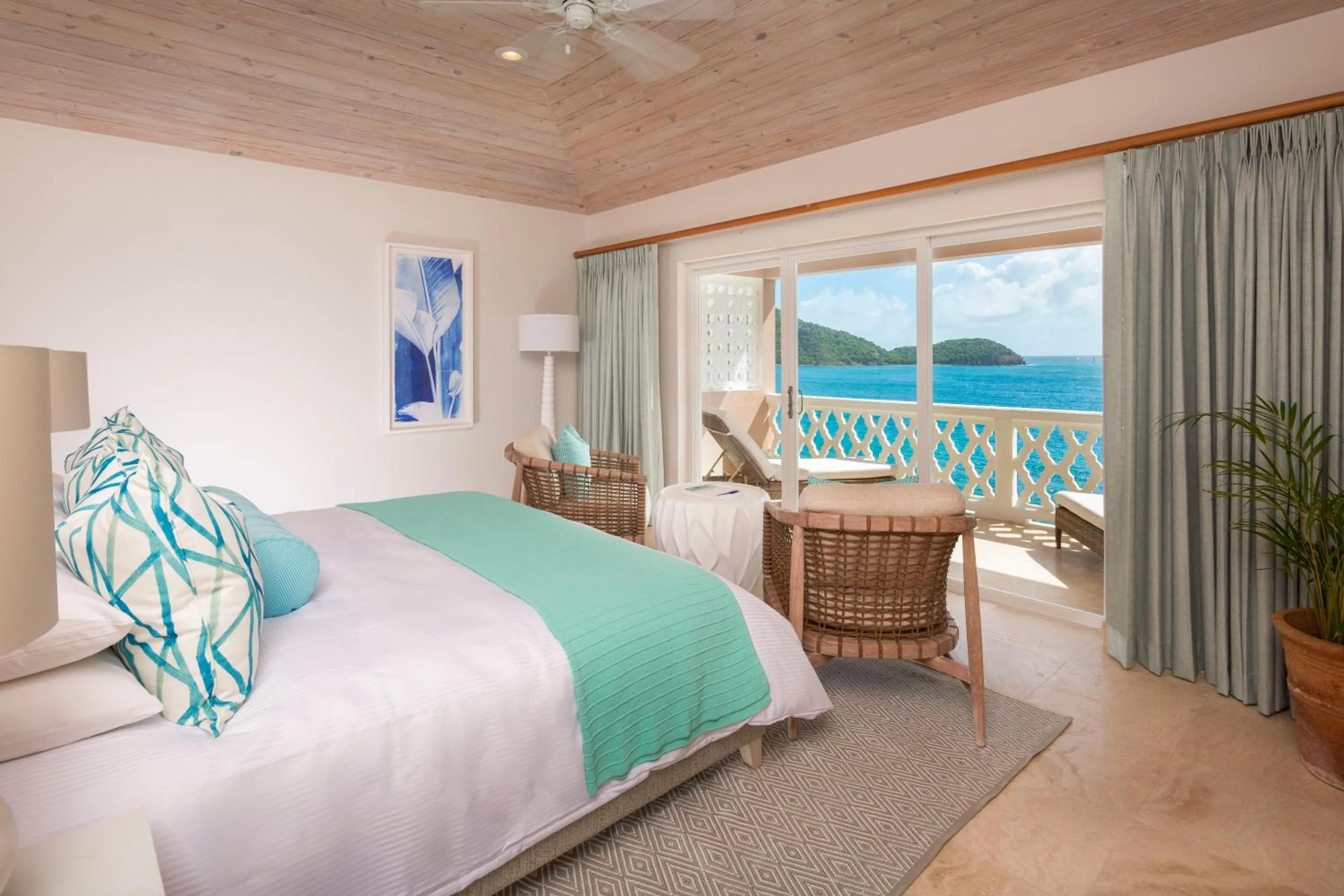 Sea view, Bed in Curtain Bluff - All Inclusive