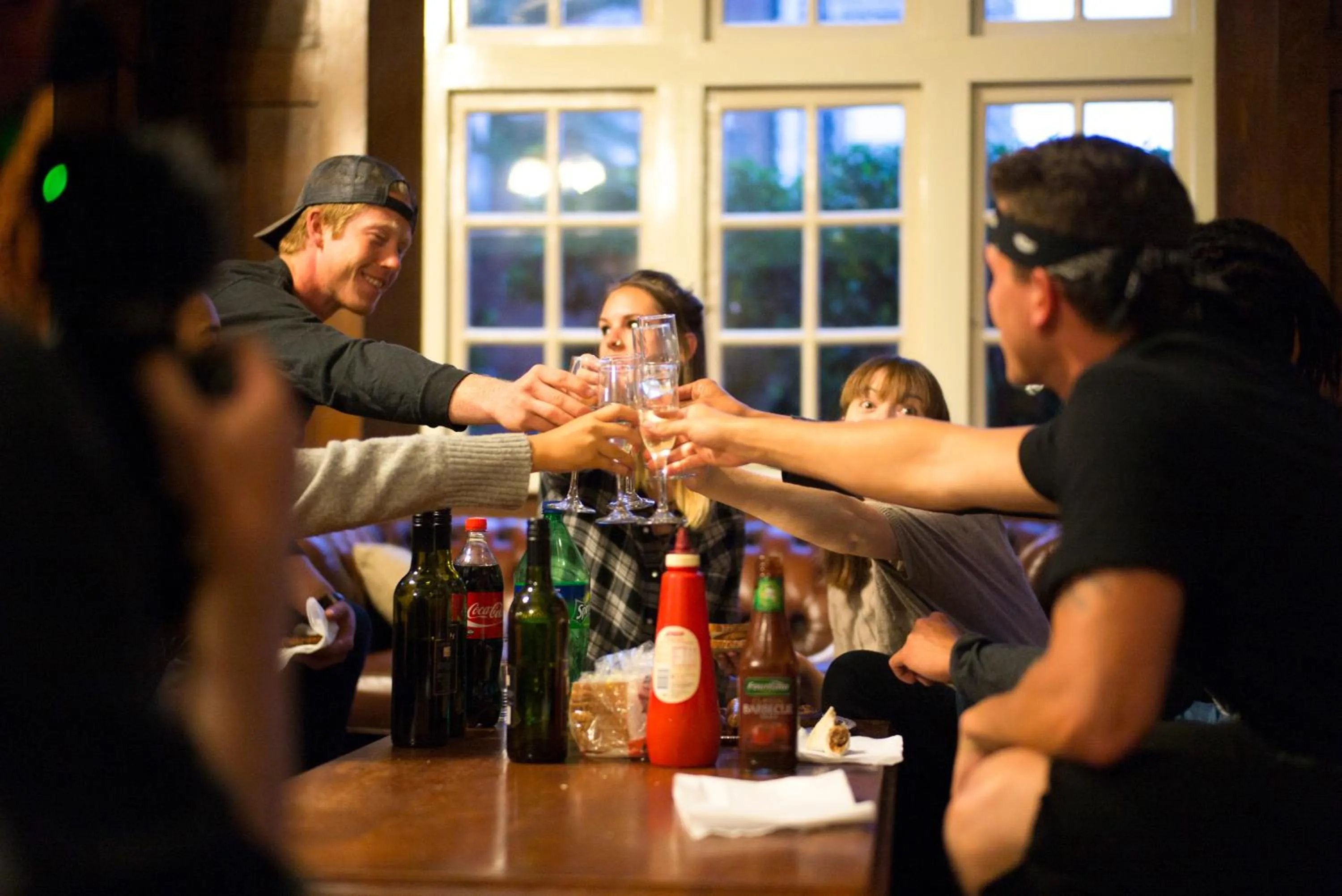 Communal lounge/ TV room in YHA Newcastle Beach