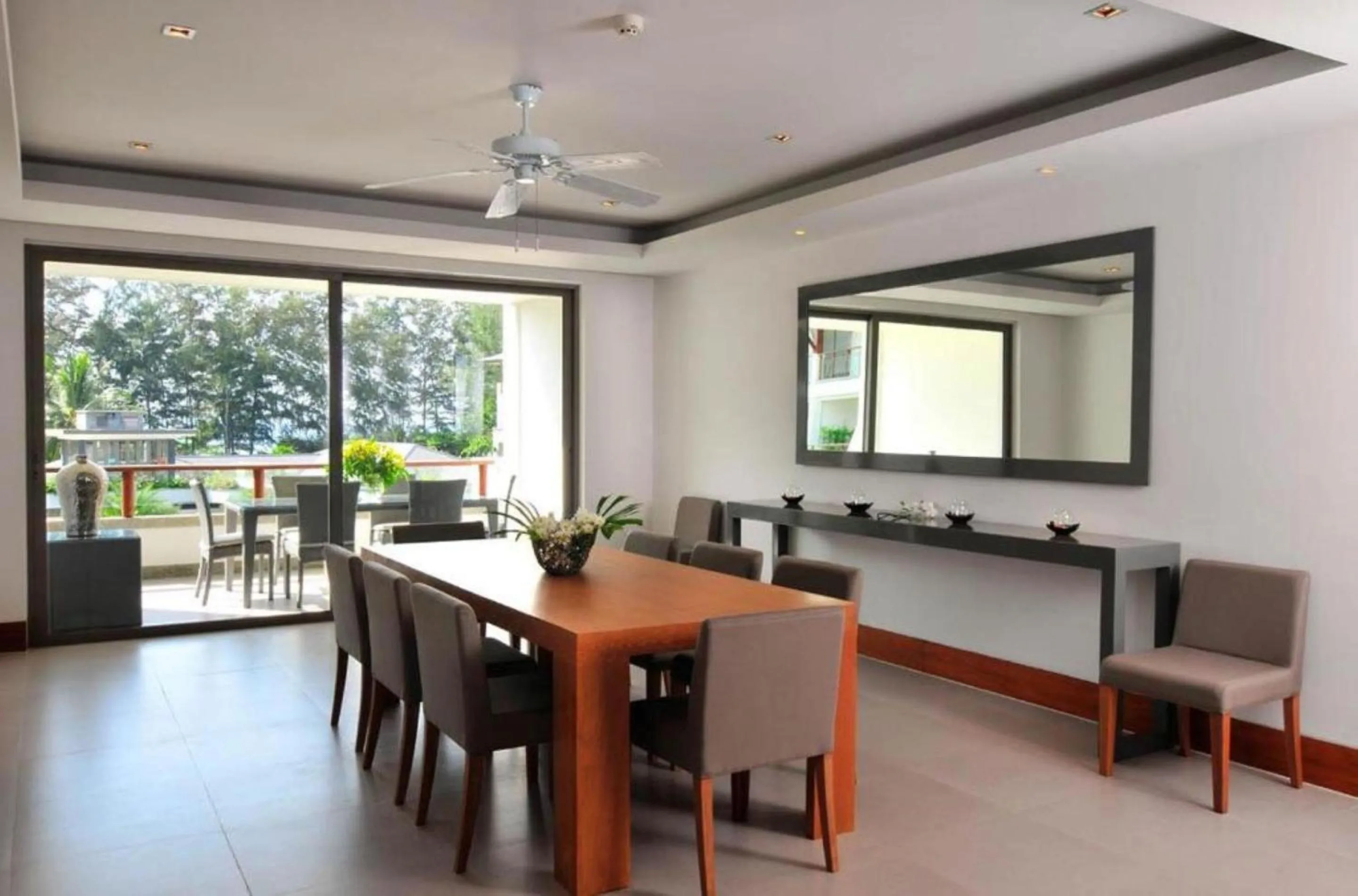 Dining area in Pearl of Naithon