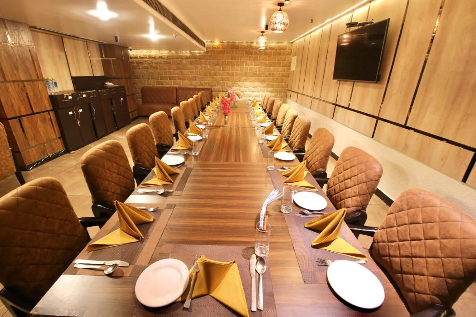 Restaurant/places to eat in Hotel Harmony Inn