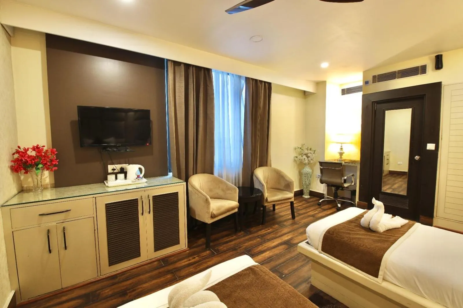 Living room, Bed in Hotel Harmony Inn