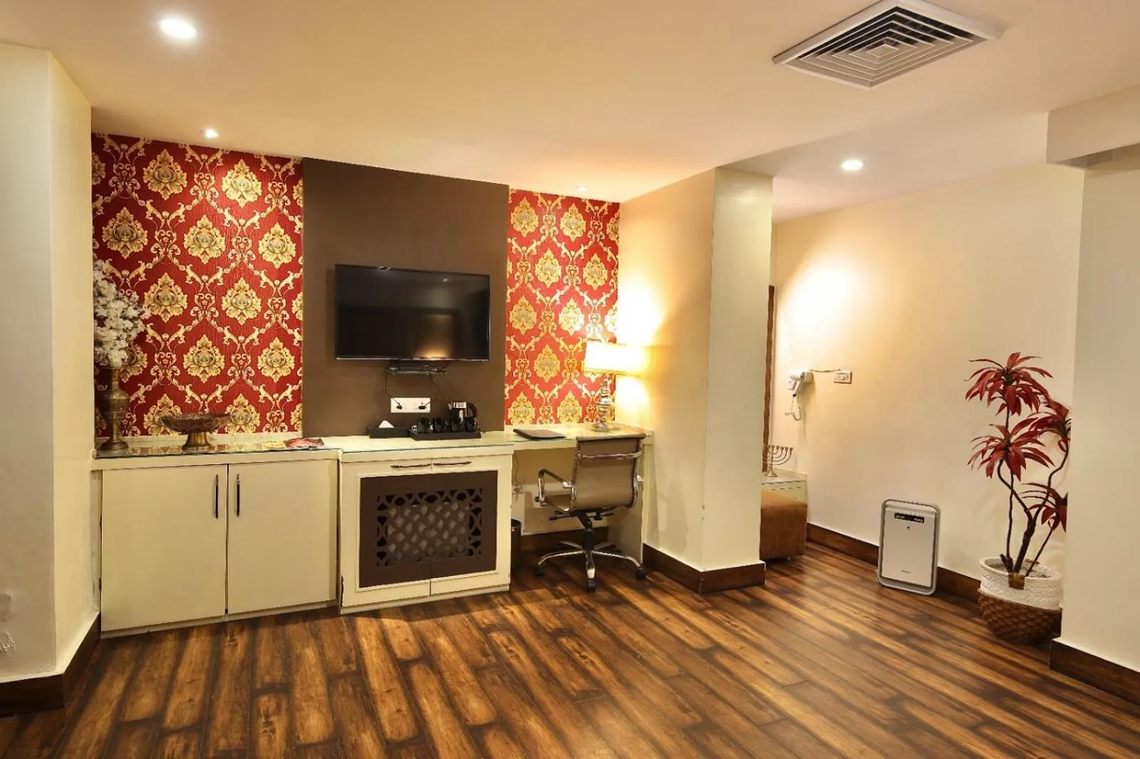 TV and multimedia in Hotel Harmony Inn