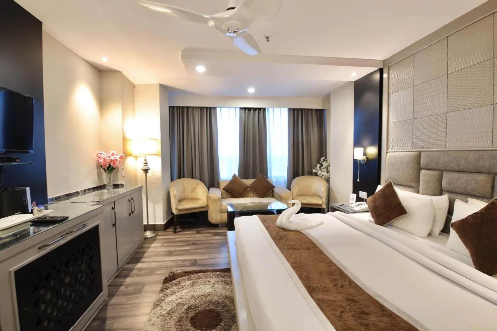 Living room, Bed in Hotel Harmony Inn