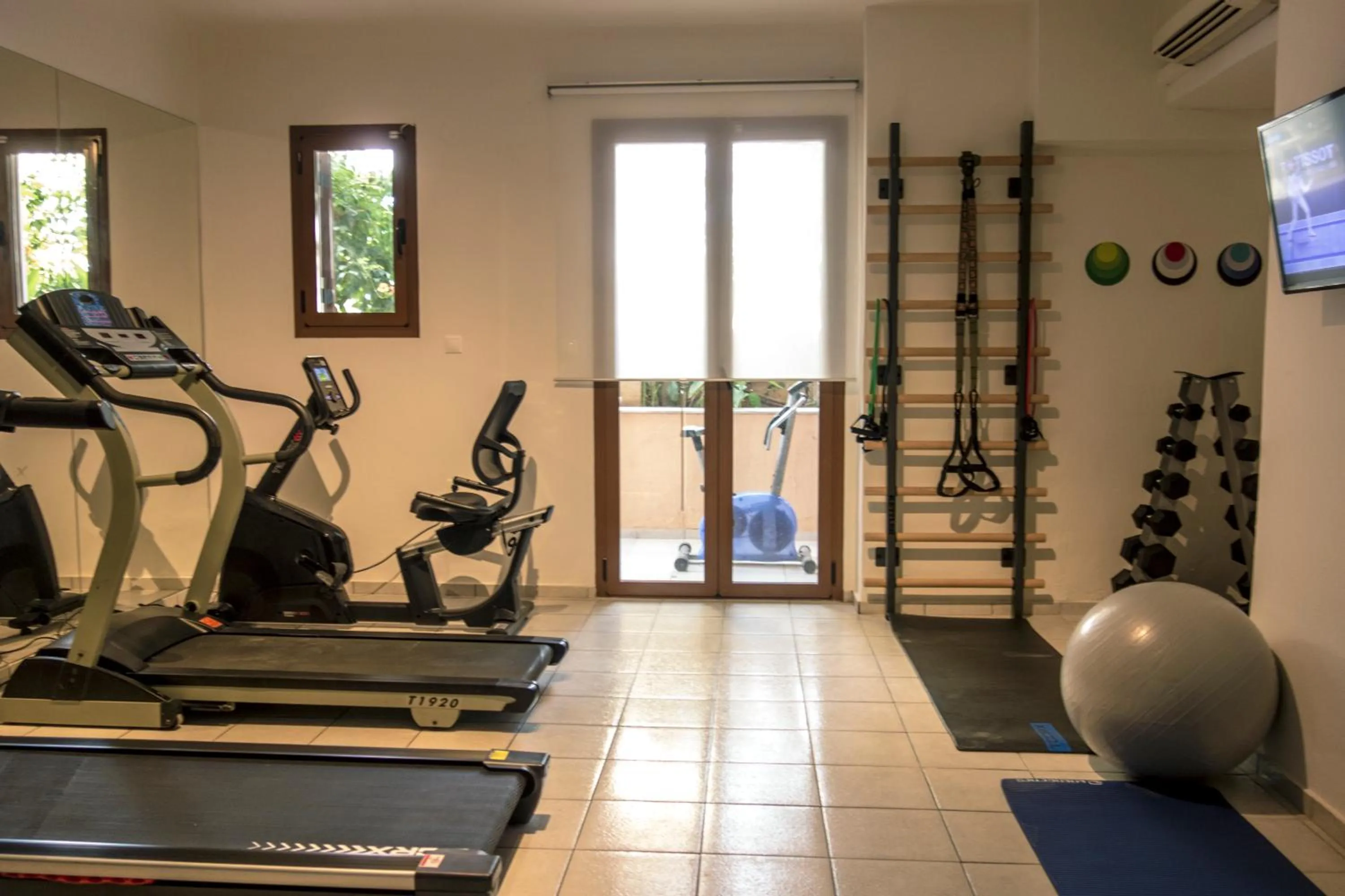 Fitness centre/facilities in Aristea Hotel