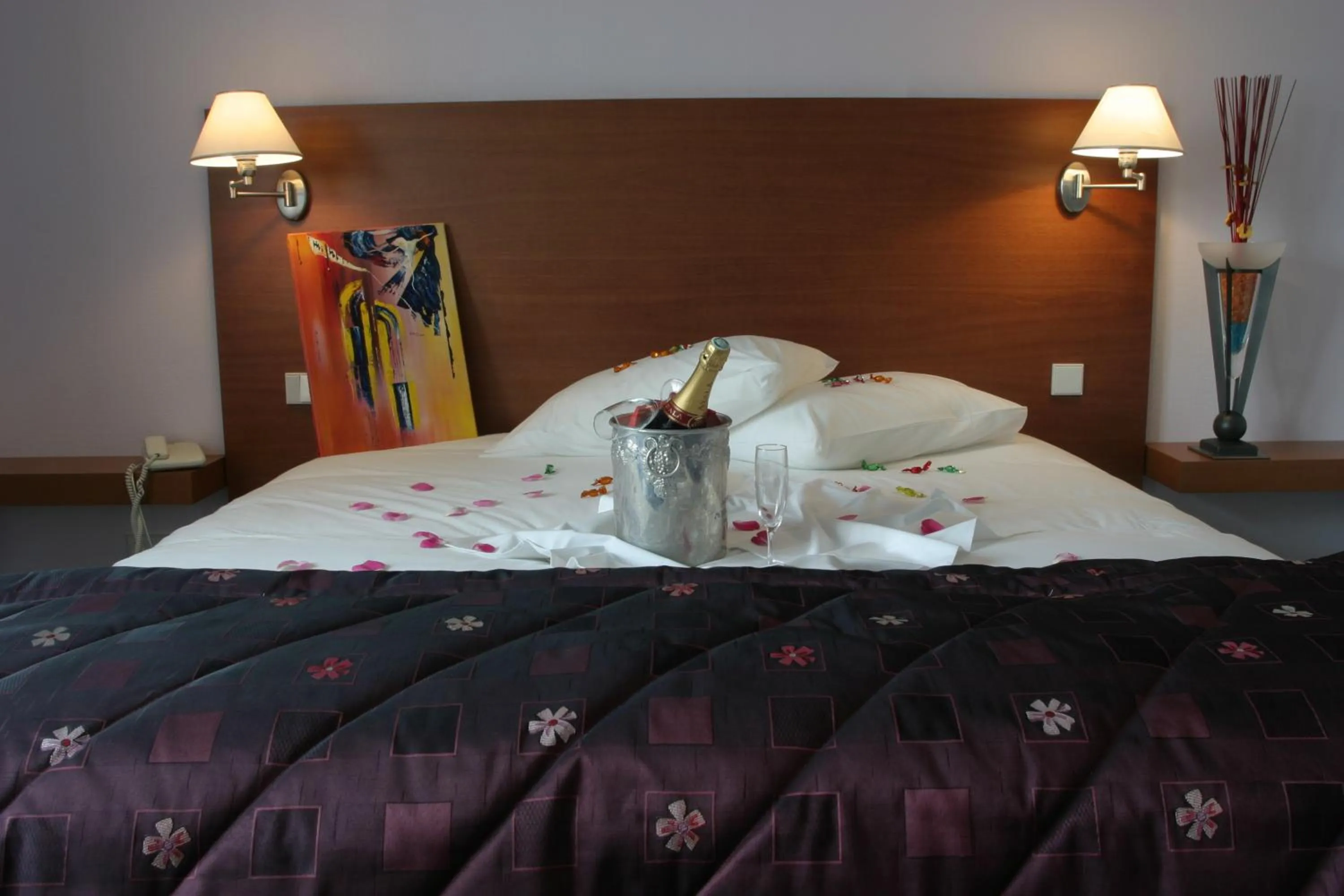 Bedroom, Bed in Hôtel Restaurant Logis La Palette