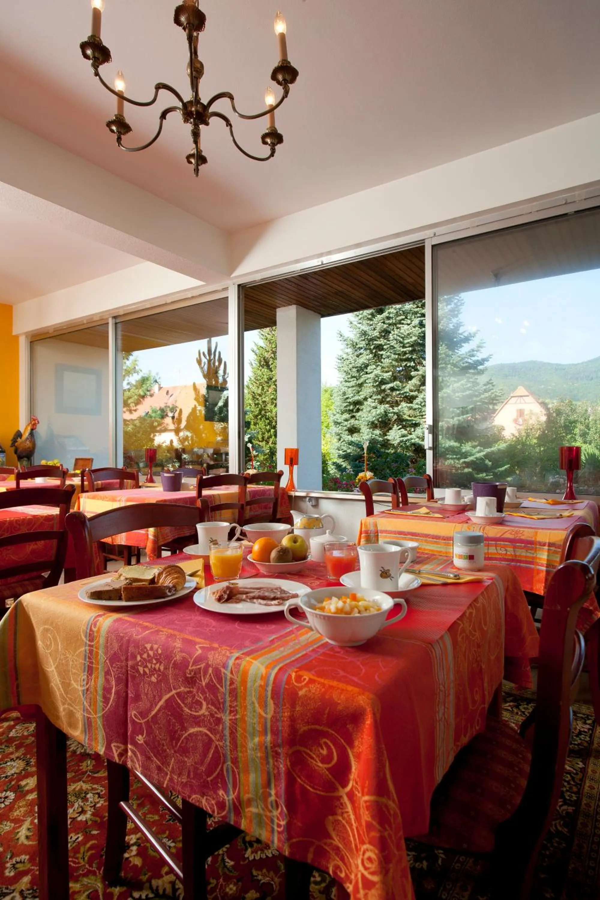 Buffet breakfast in Hôtel Restaurant Logis La Palette