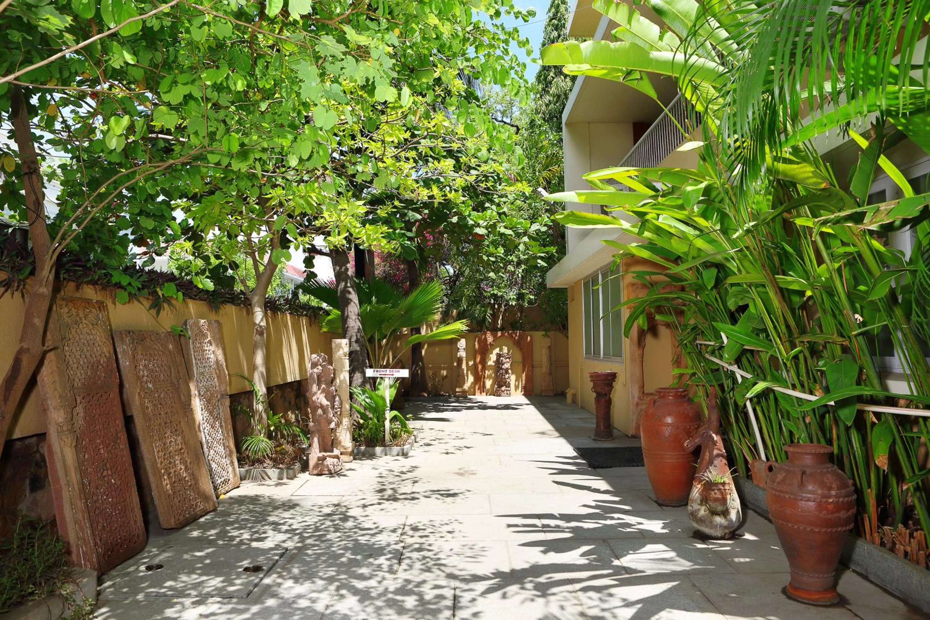 Day in Hanu Reddy Residences Wallace Garden