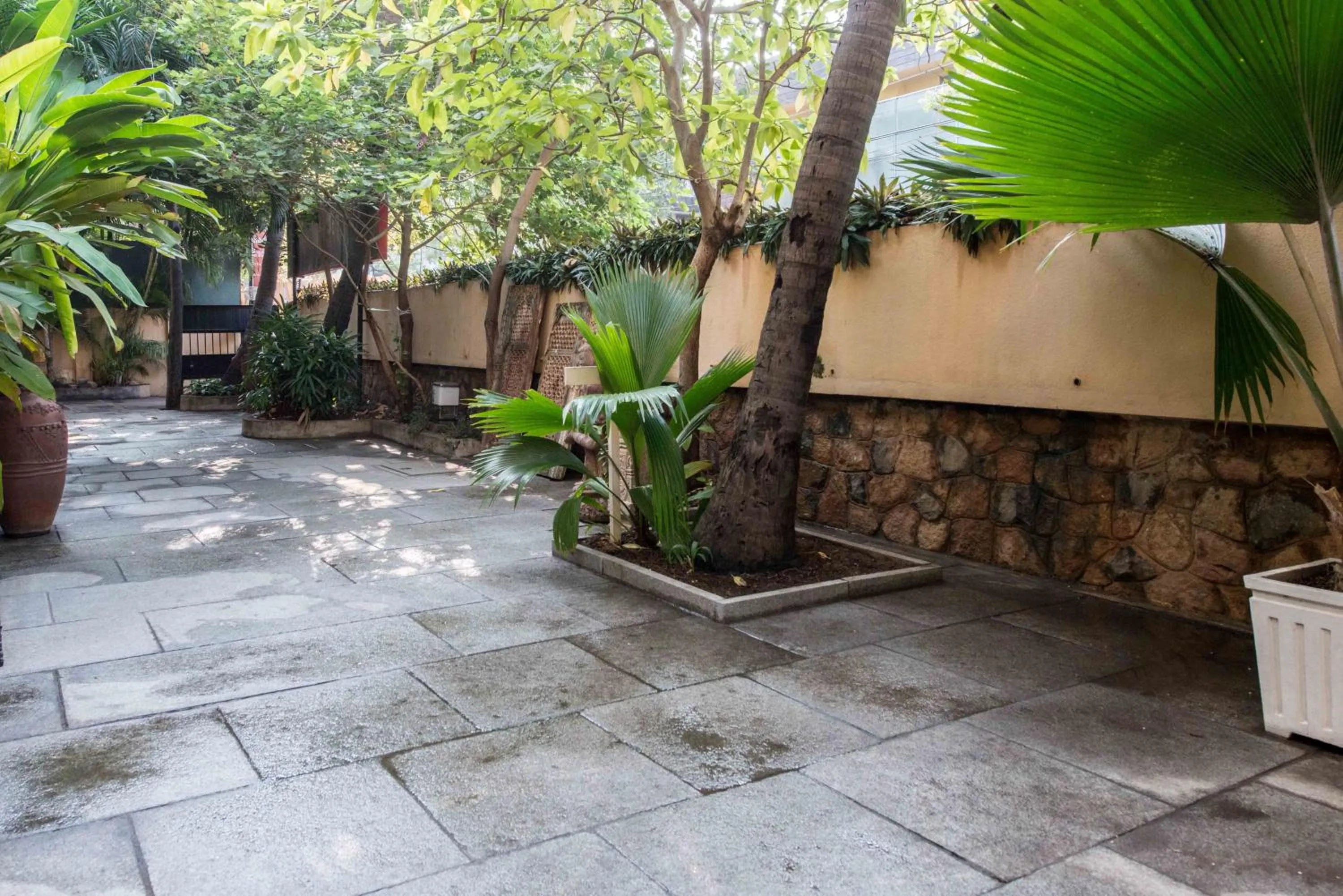 Day in Hanu Reddy Residences Wallace Garden