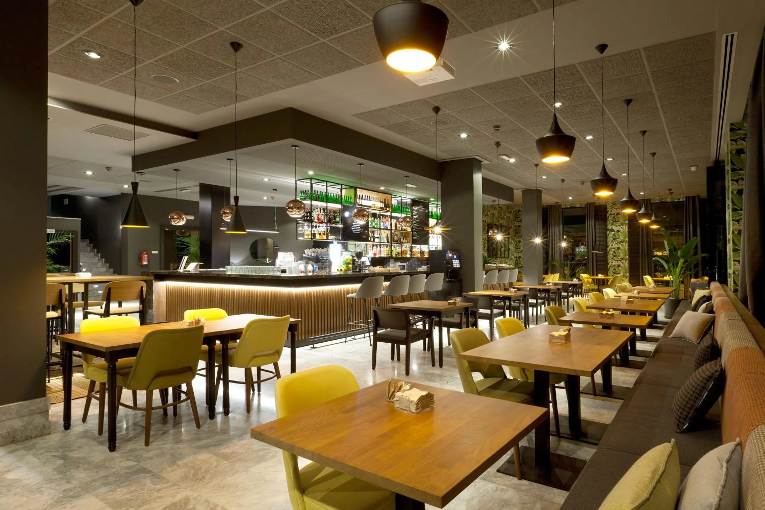 Restaurant/places to eat in Hotel Malcom and Barret