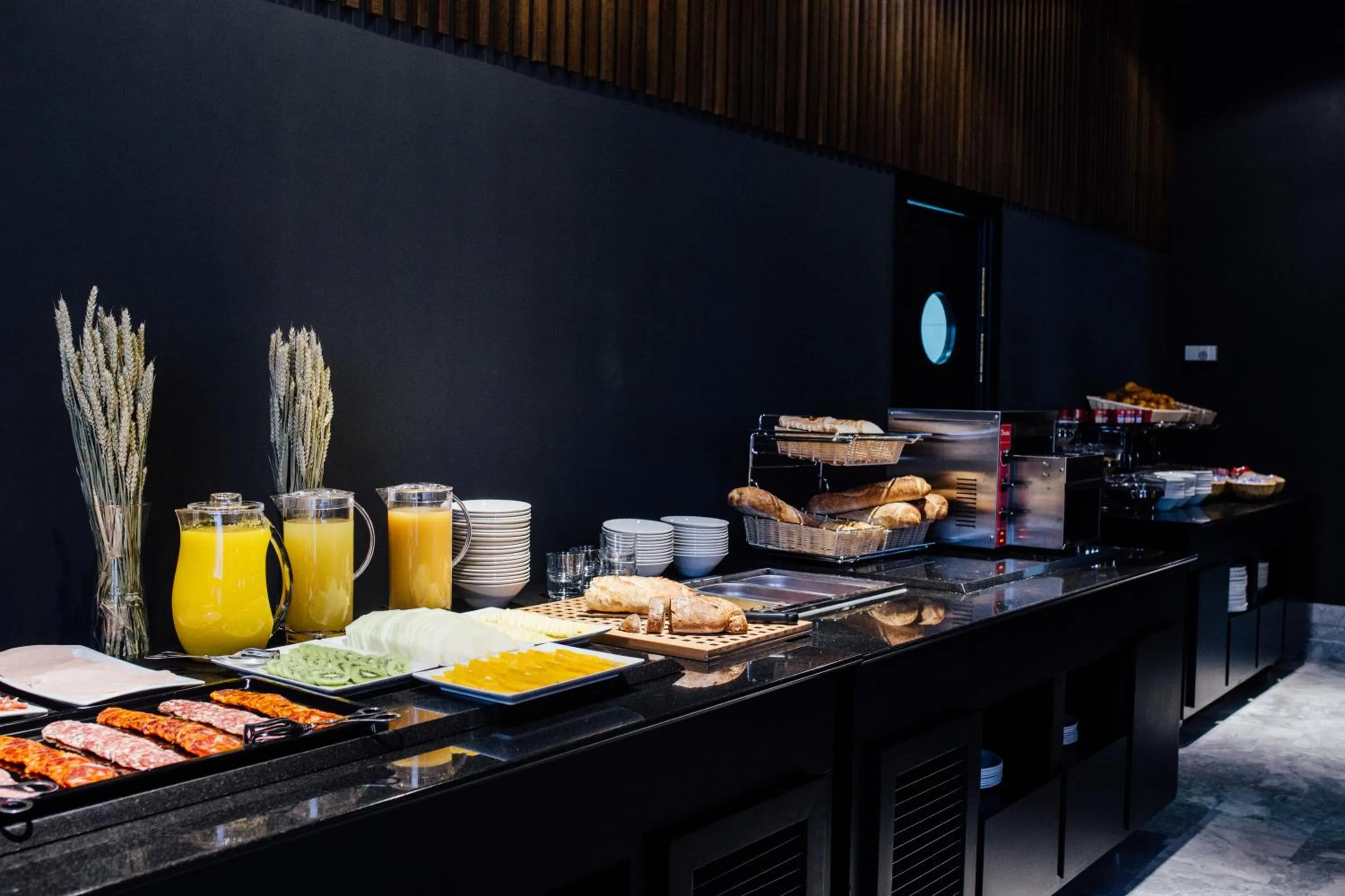 Restaurant/places to eat in Hotel Malcom and Barret