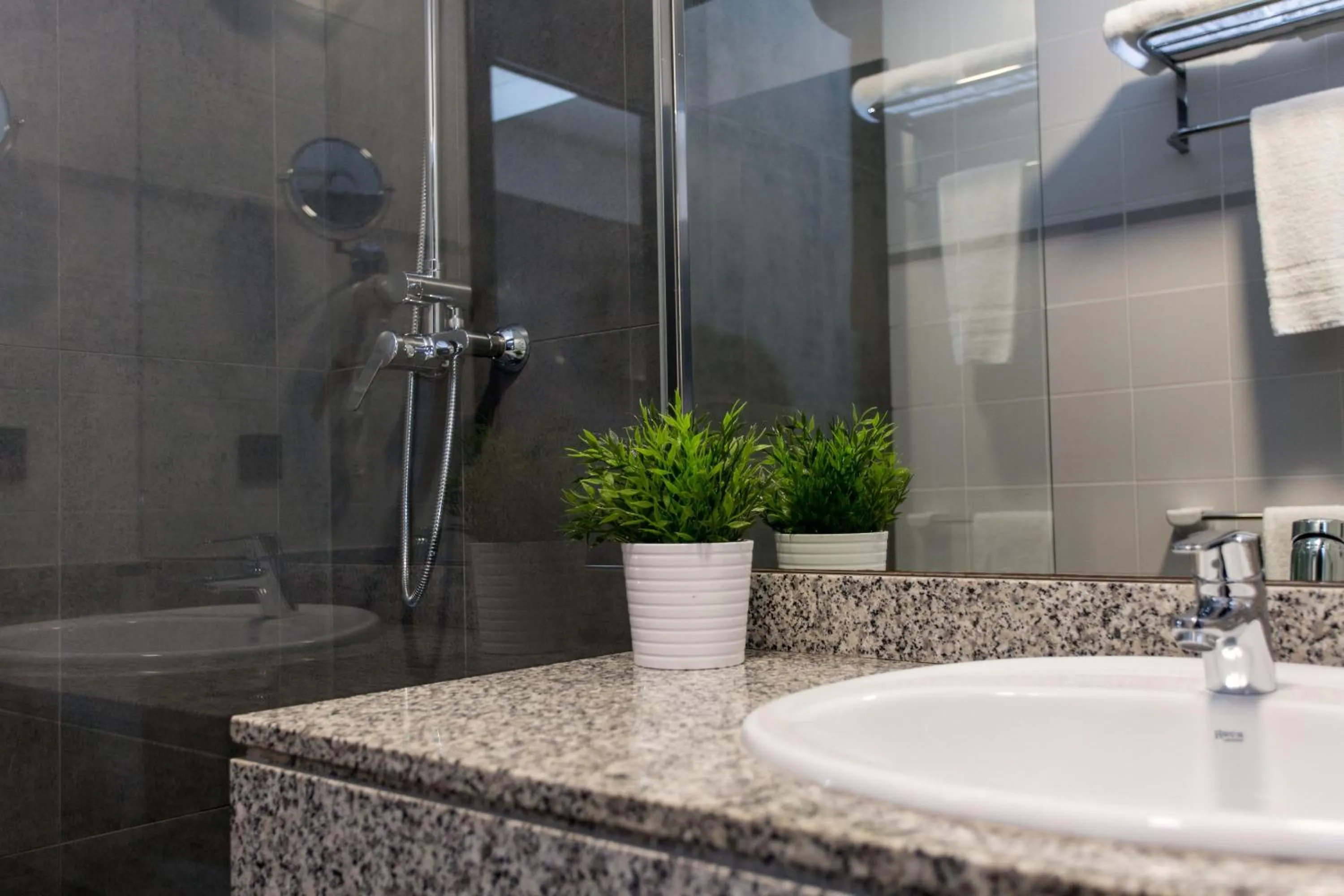 Shower in Hotel Malcom and Barret