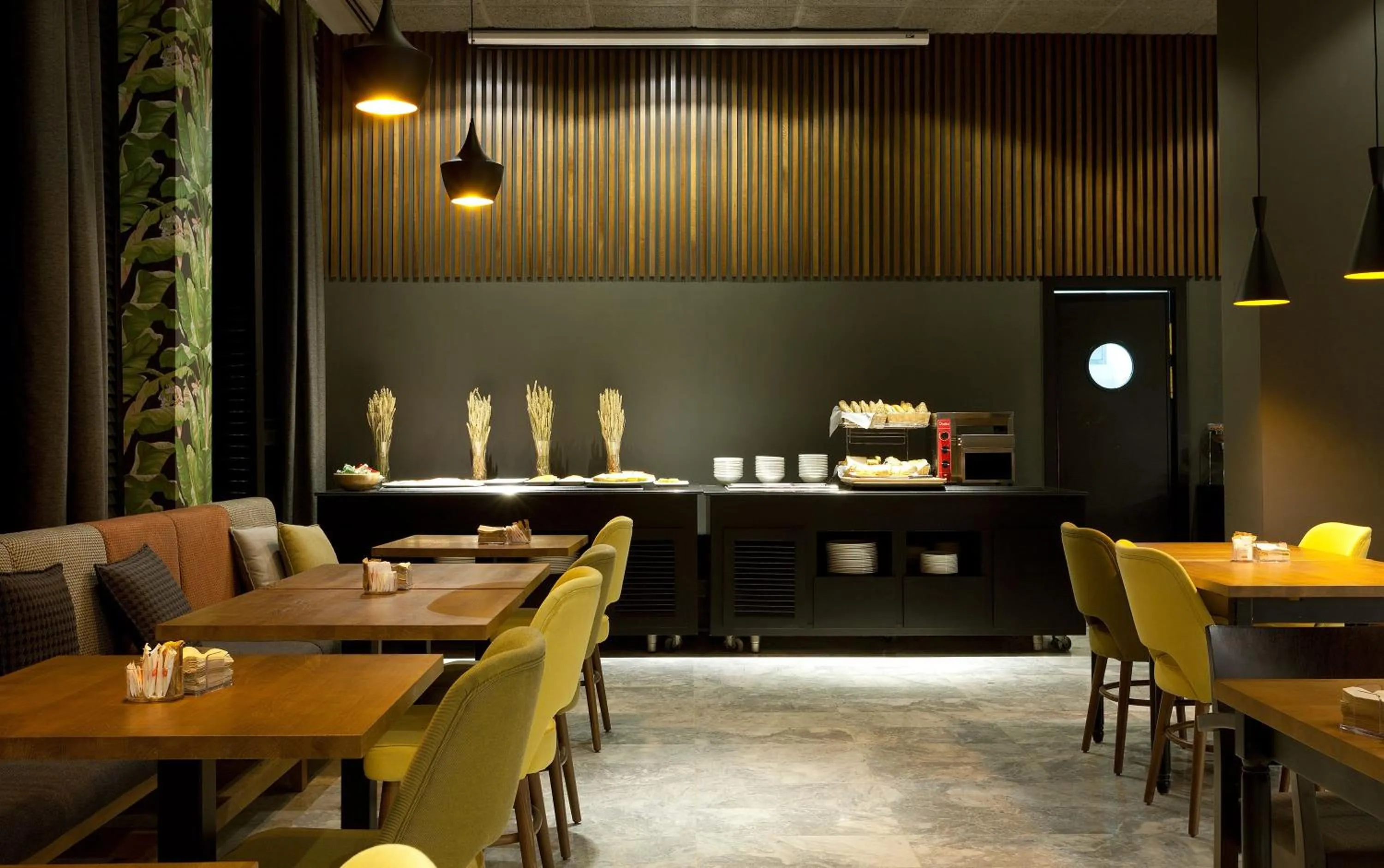 Restaurant/places to eat in Hotel Malcom and Barret