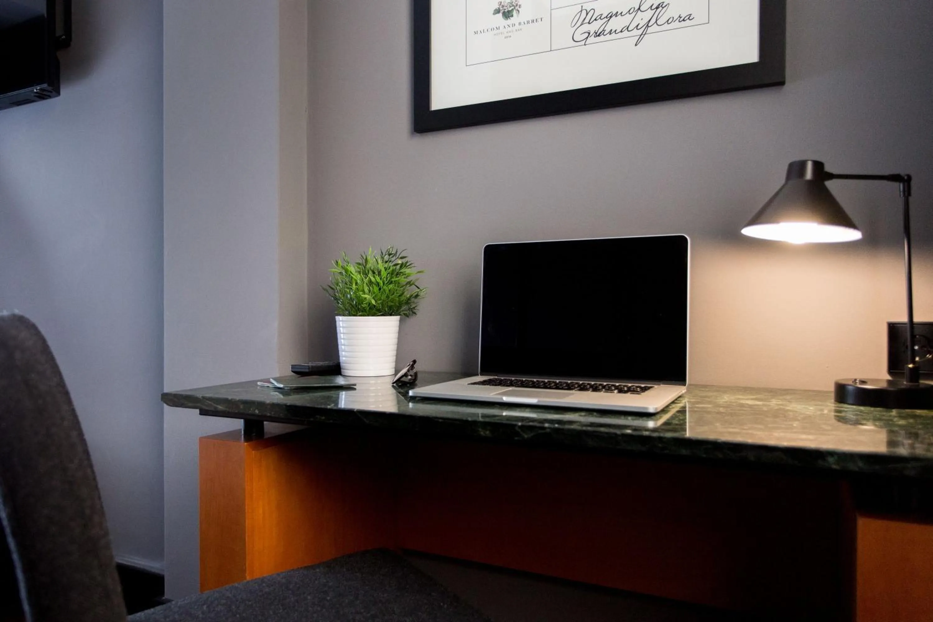 Photo of the whole room in Hotel Malcom and Barret