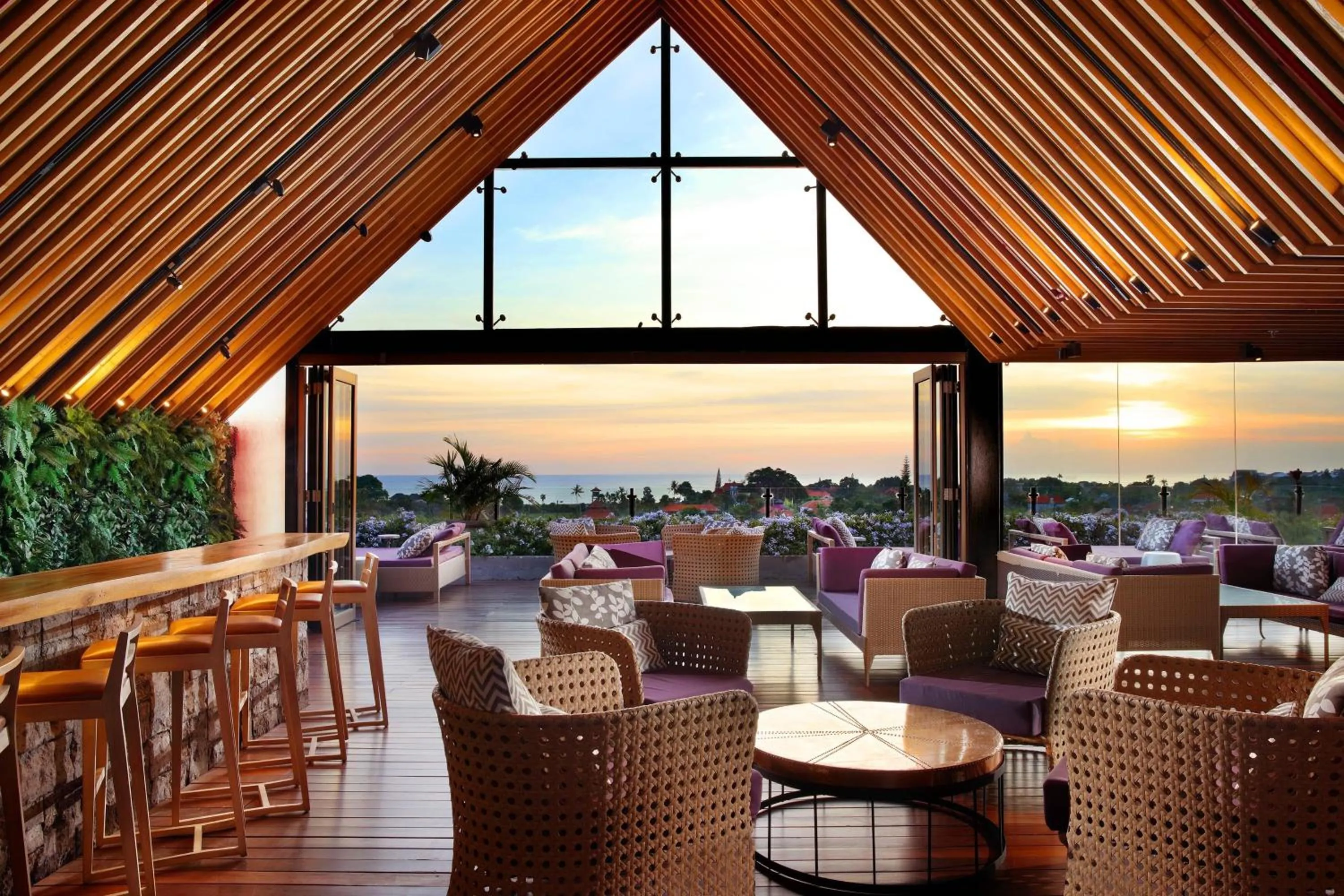 Lounge or bar in Four Points by Sheraton Bali, Seminyak