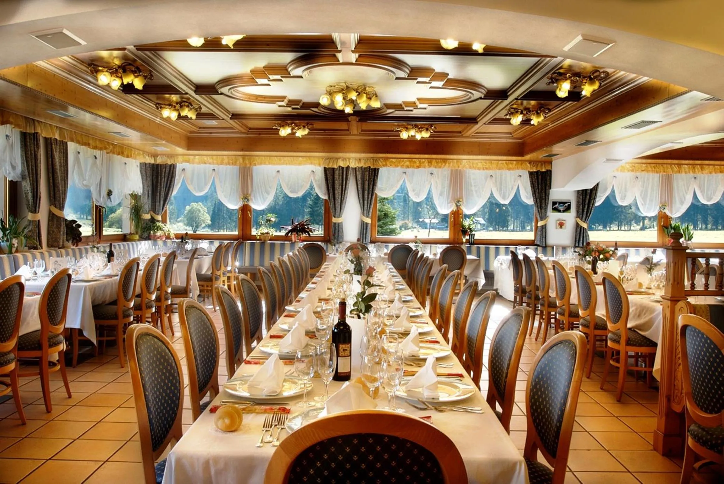 Restaurant/places to eat in Sport Hotel Cristal