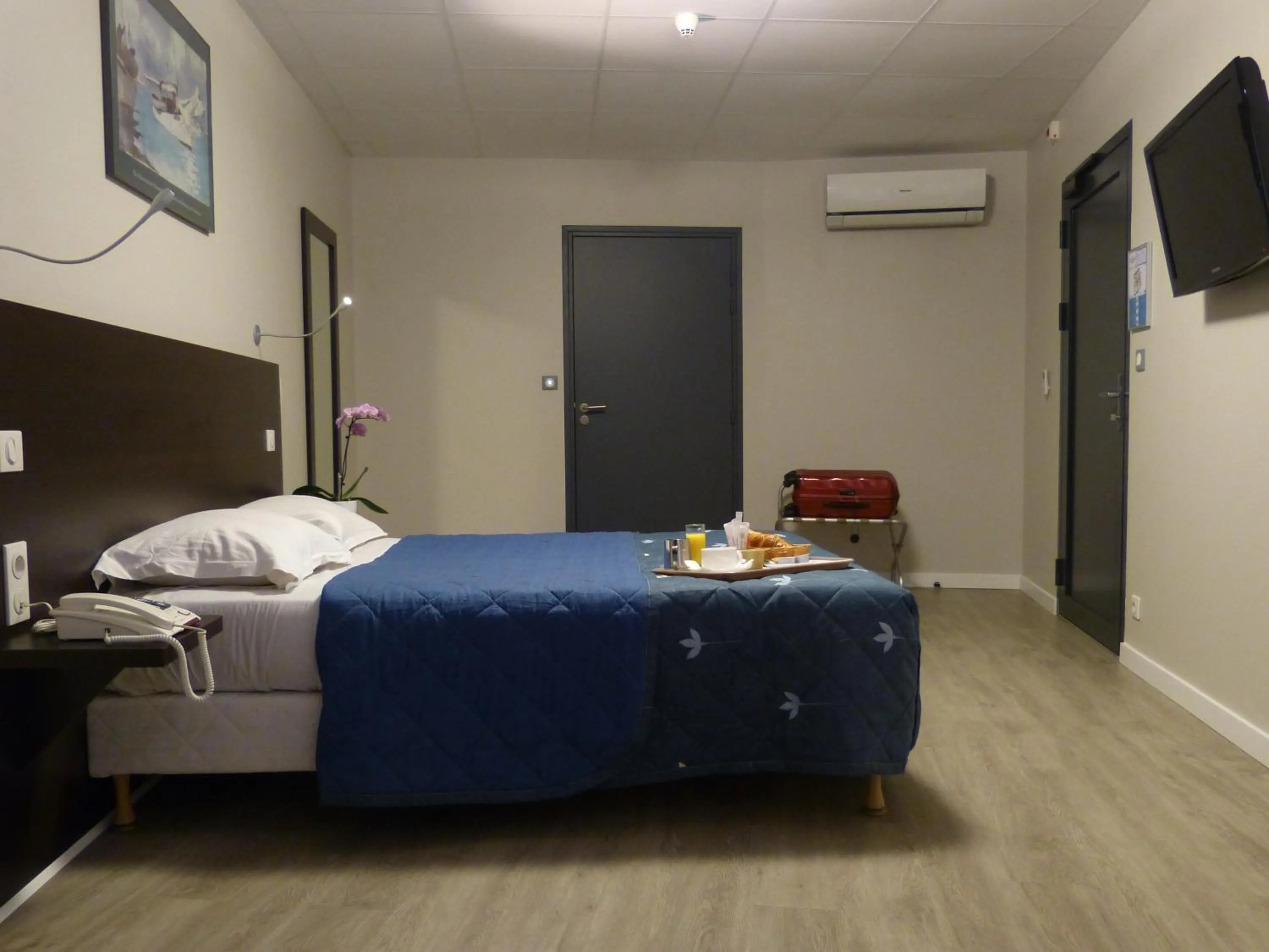 Photo of the whole room, Bed in Hôtel Terminus