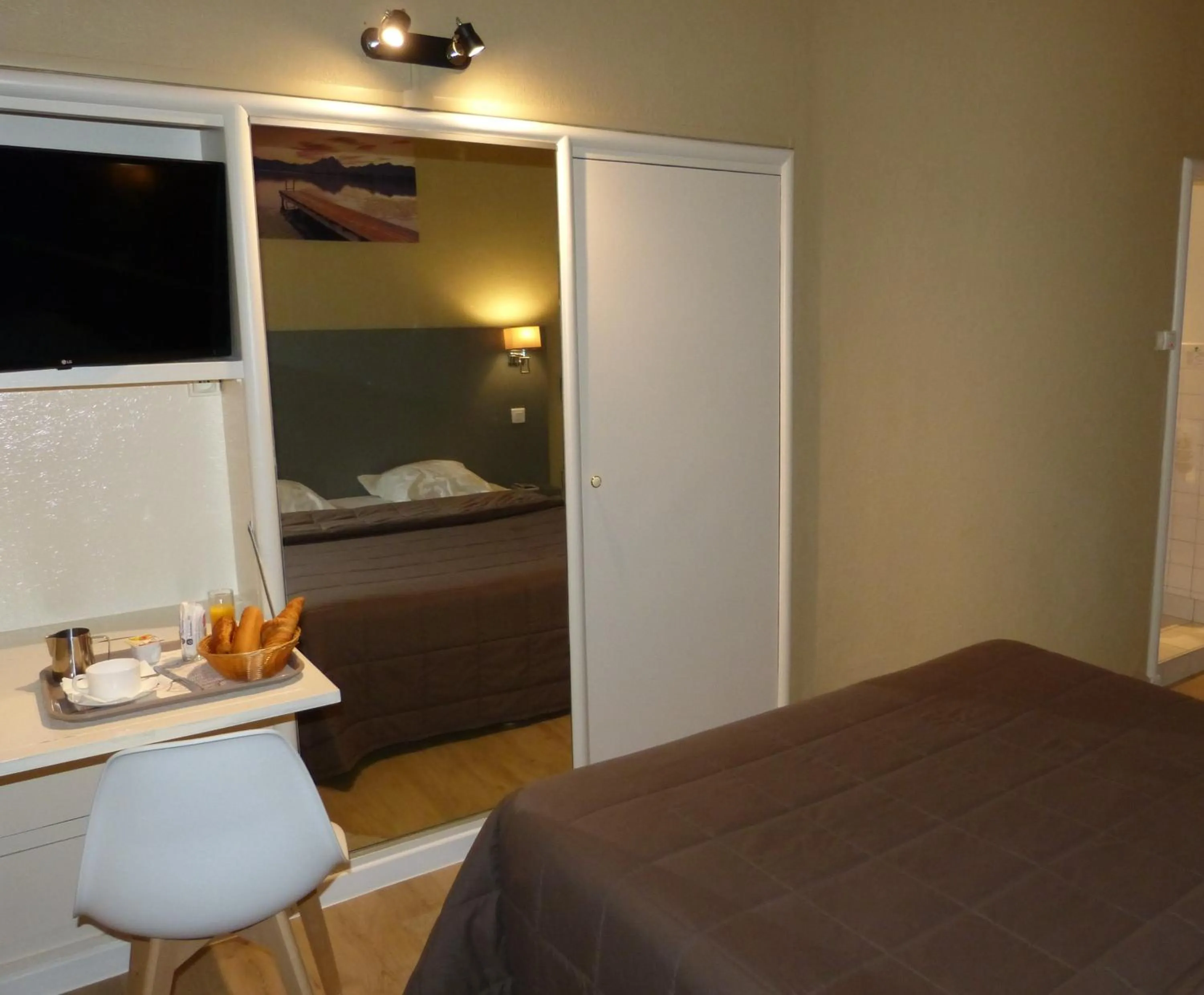 Bedroom, Bed in Hôtel Terminus