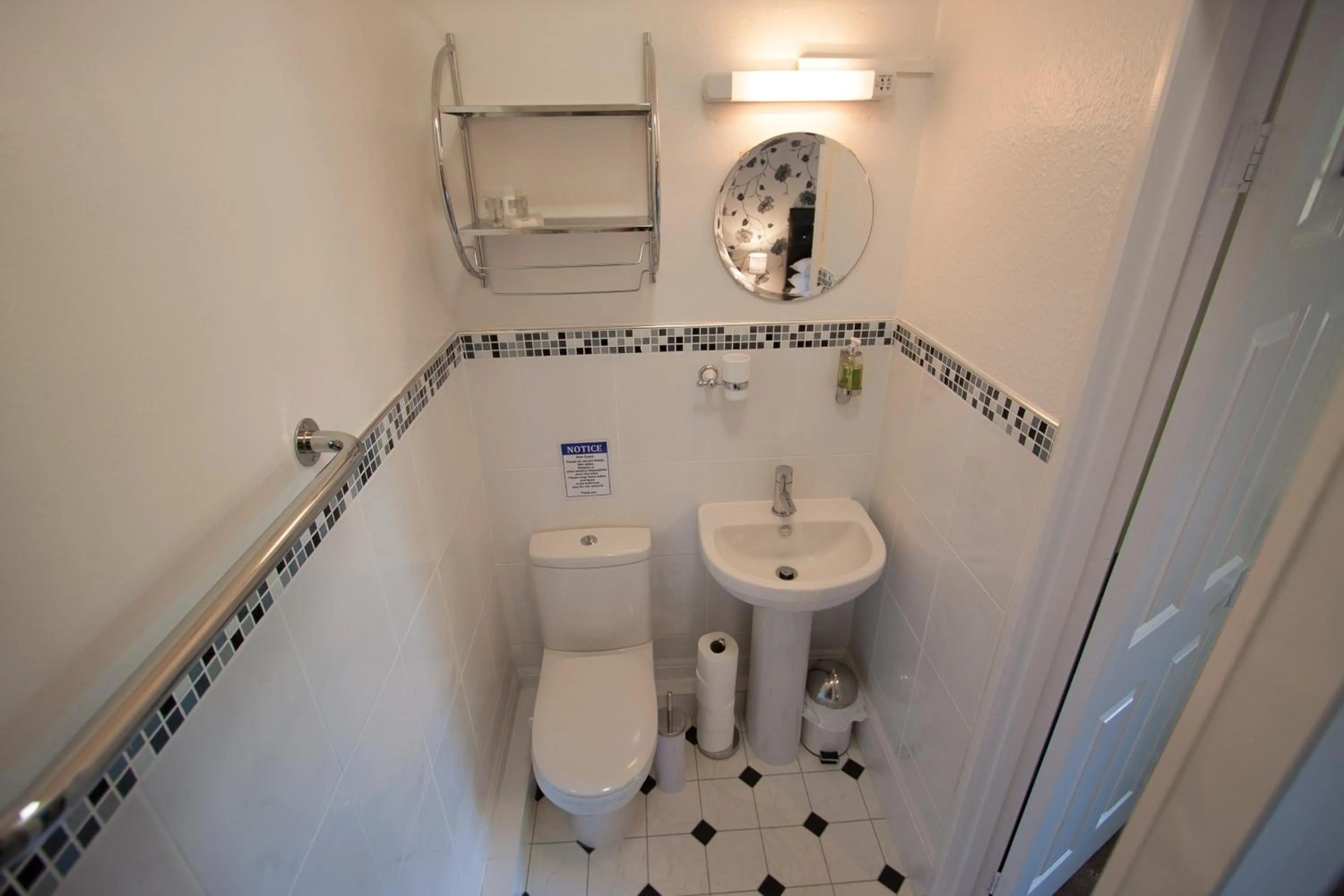 Bathroom in Ashlea Guest House