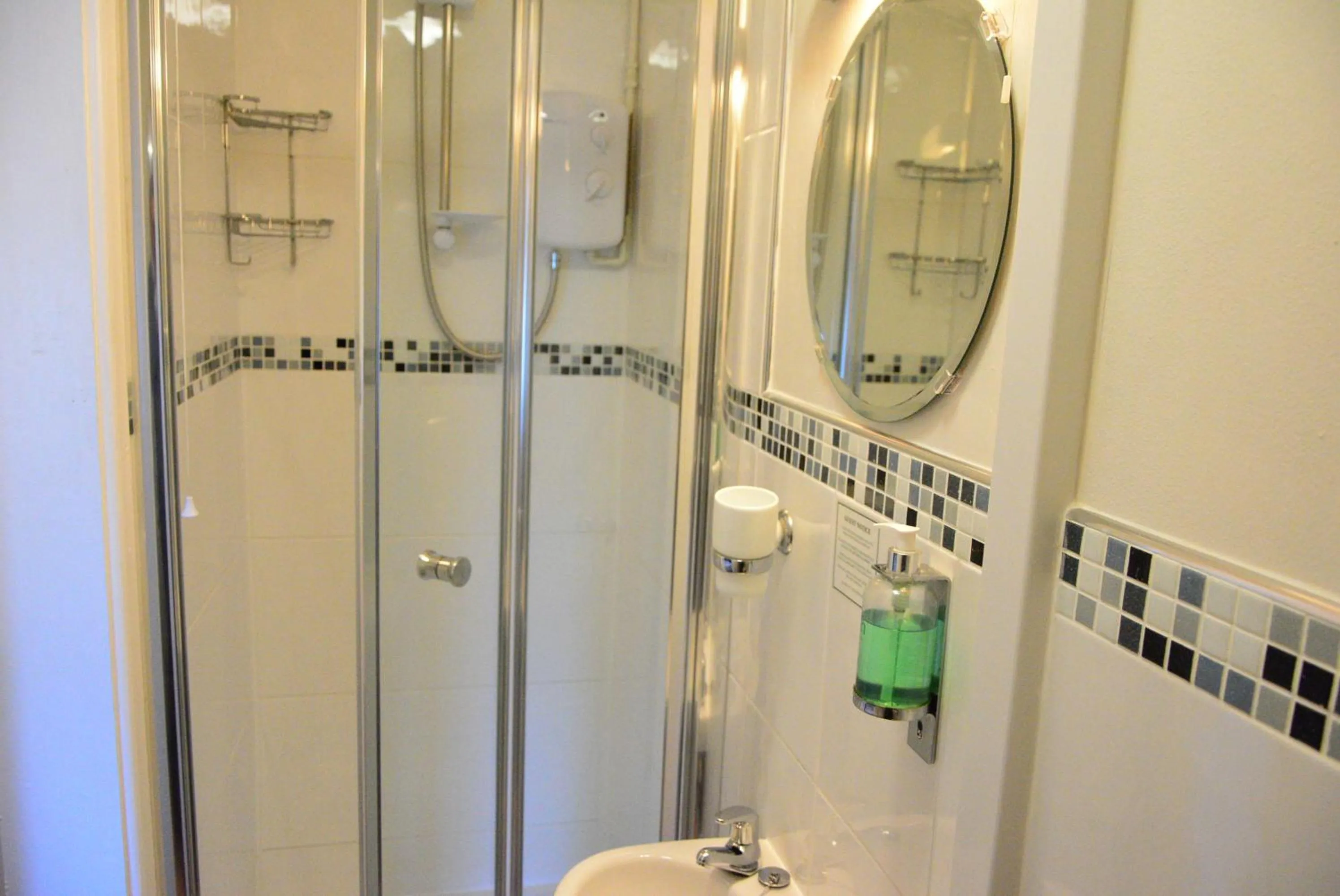 Shower in Ashlea Guest House