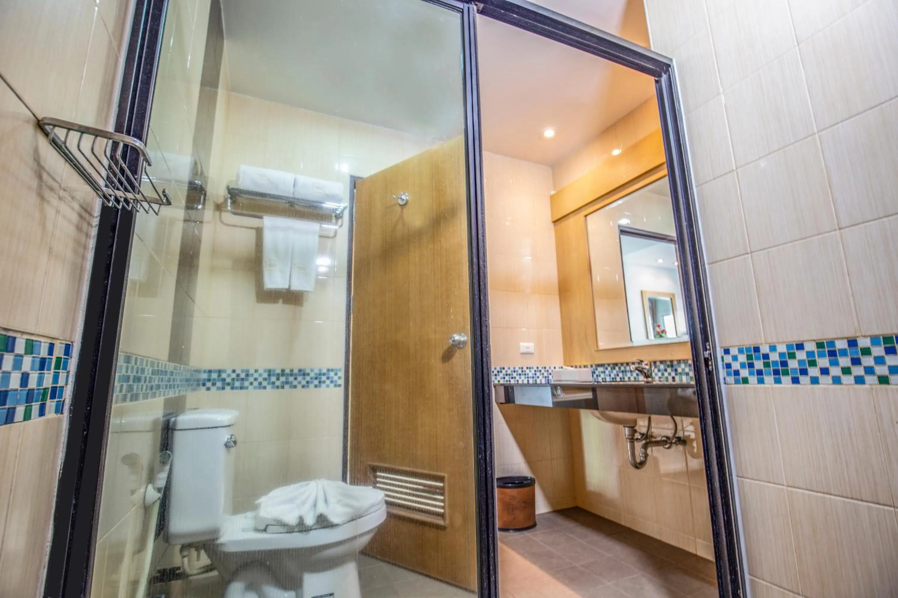 Shower in Sungthong Kamala Beach Resort