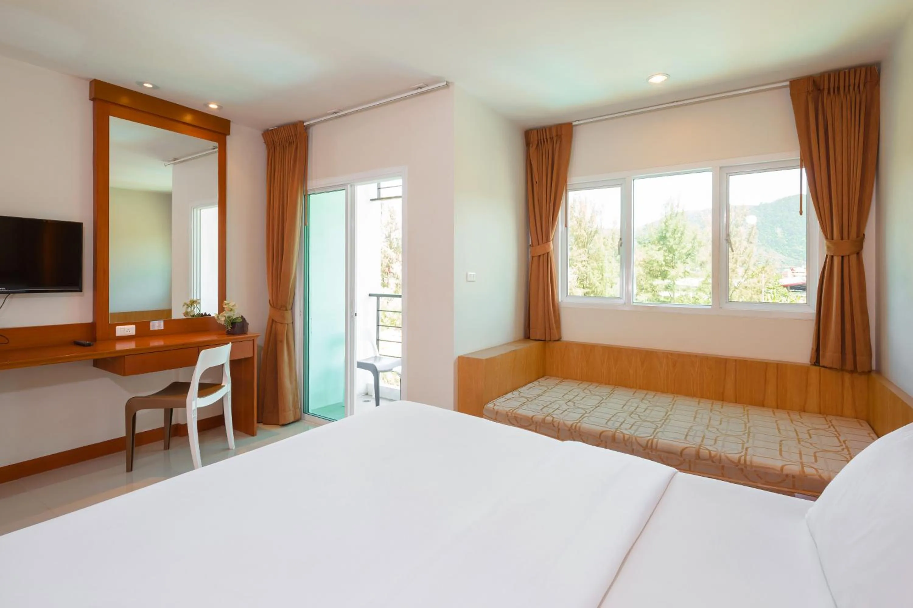 Photo of the whole room, Bed in Sungthong Kamala Beach Resort