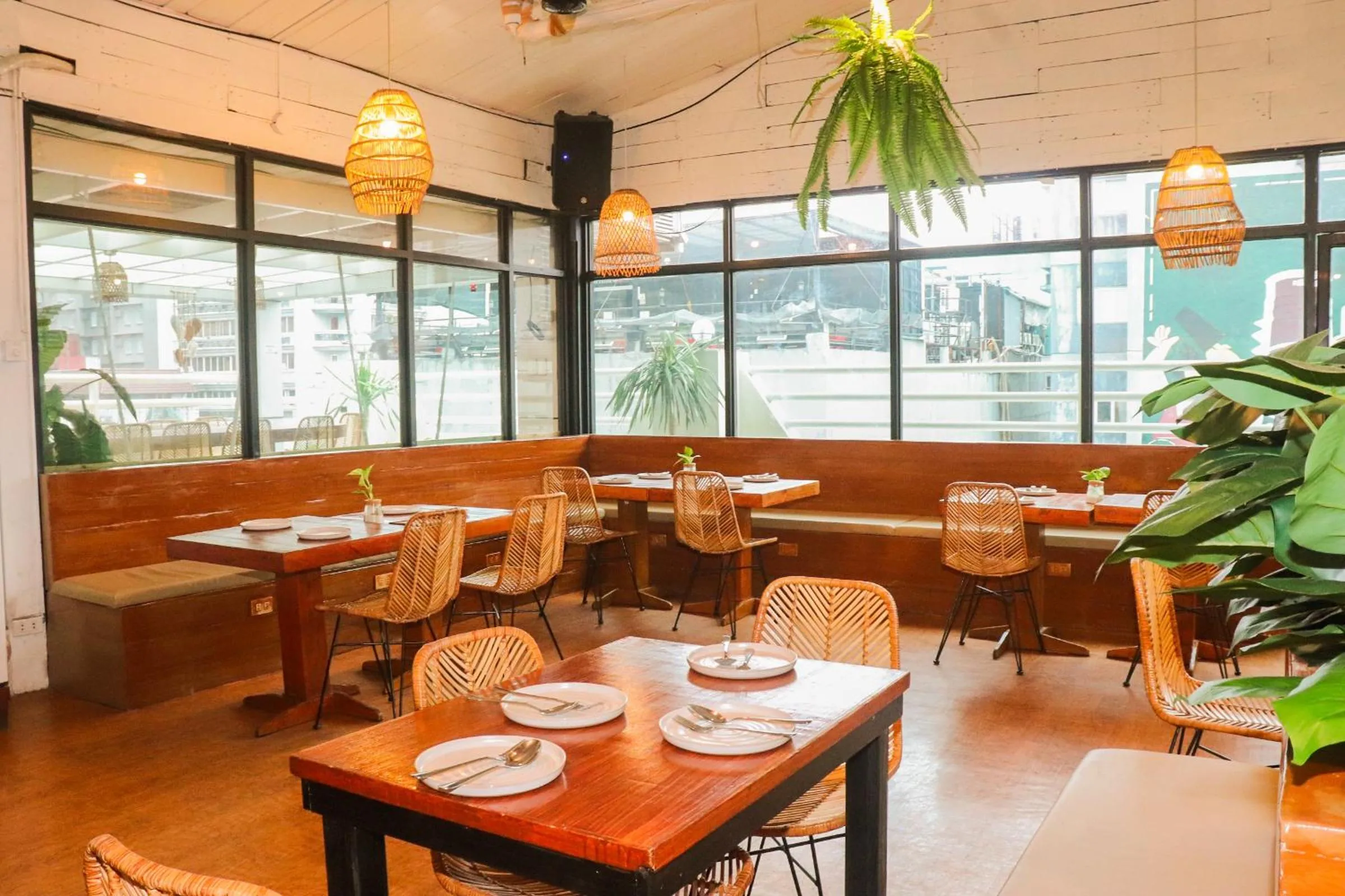 Restaurant/places to eat in CONNECTOR Hostel