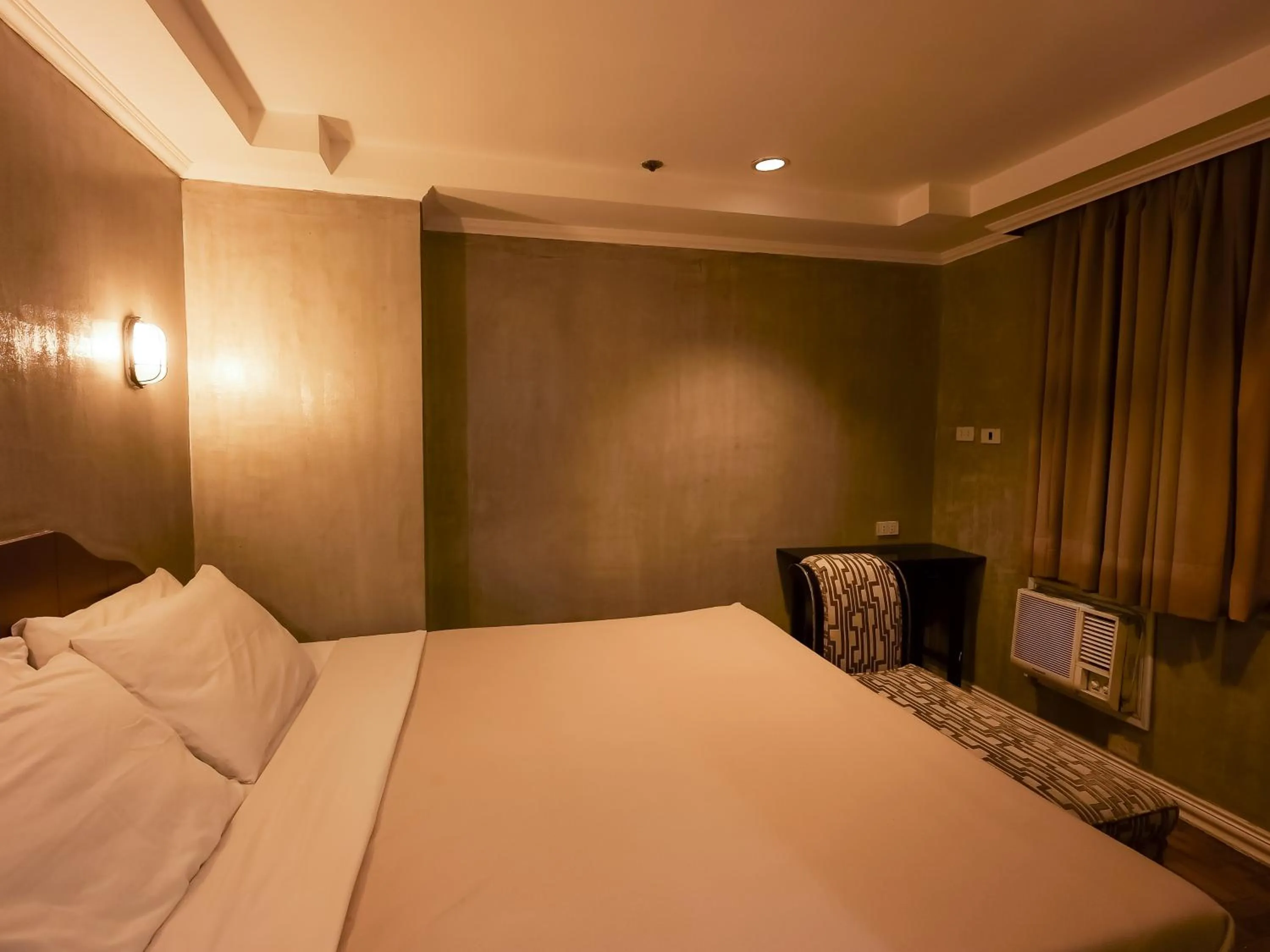 Property building, Bed in WHITE BANANA Manila - NEW