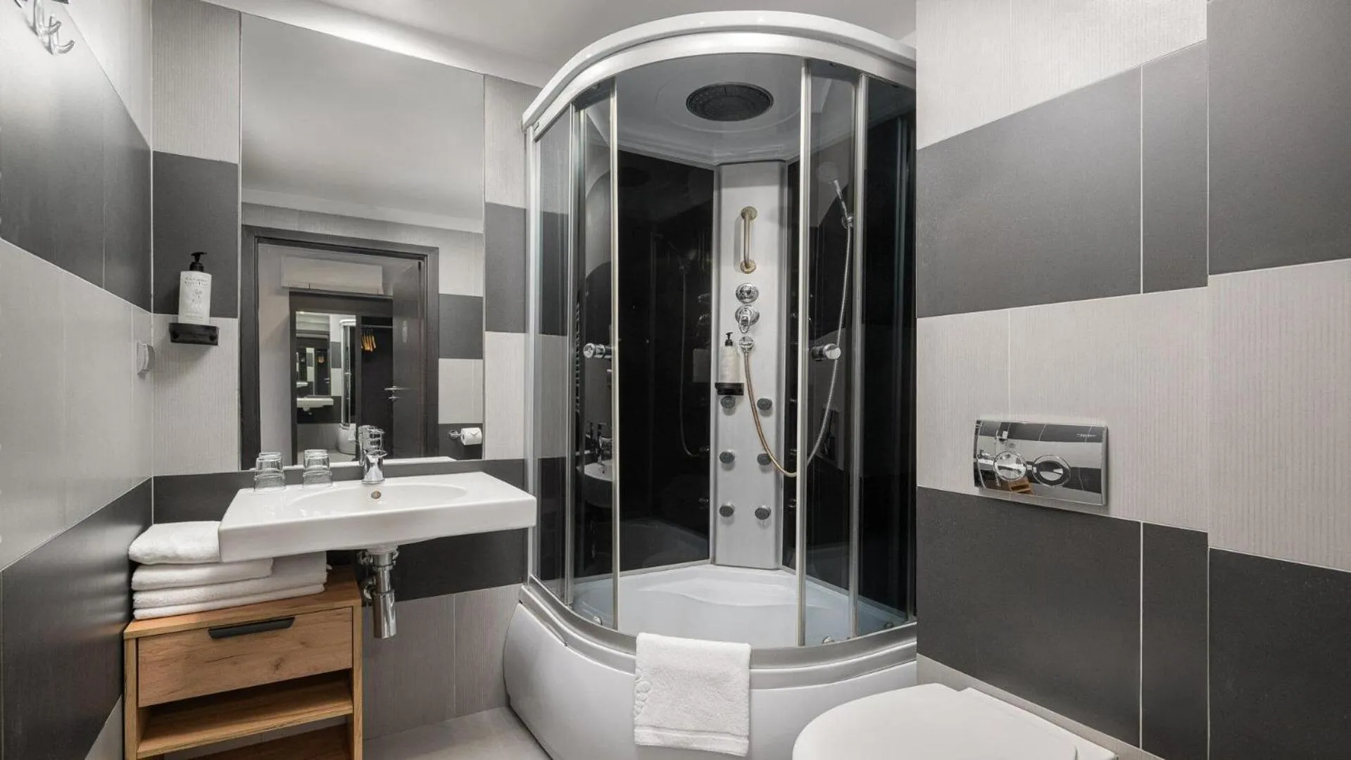 Bathroom in B&B HOTEL Bytom