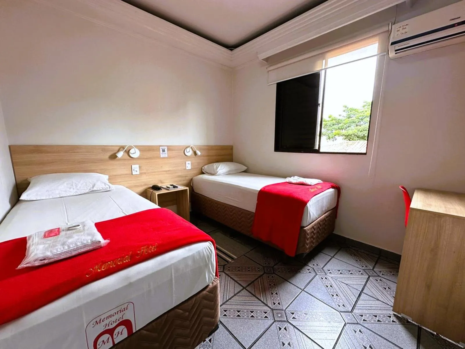 Bedroom, Bed in Memorial Hotel