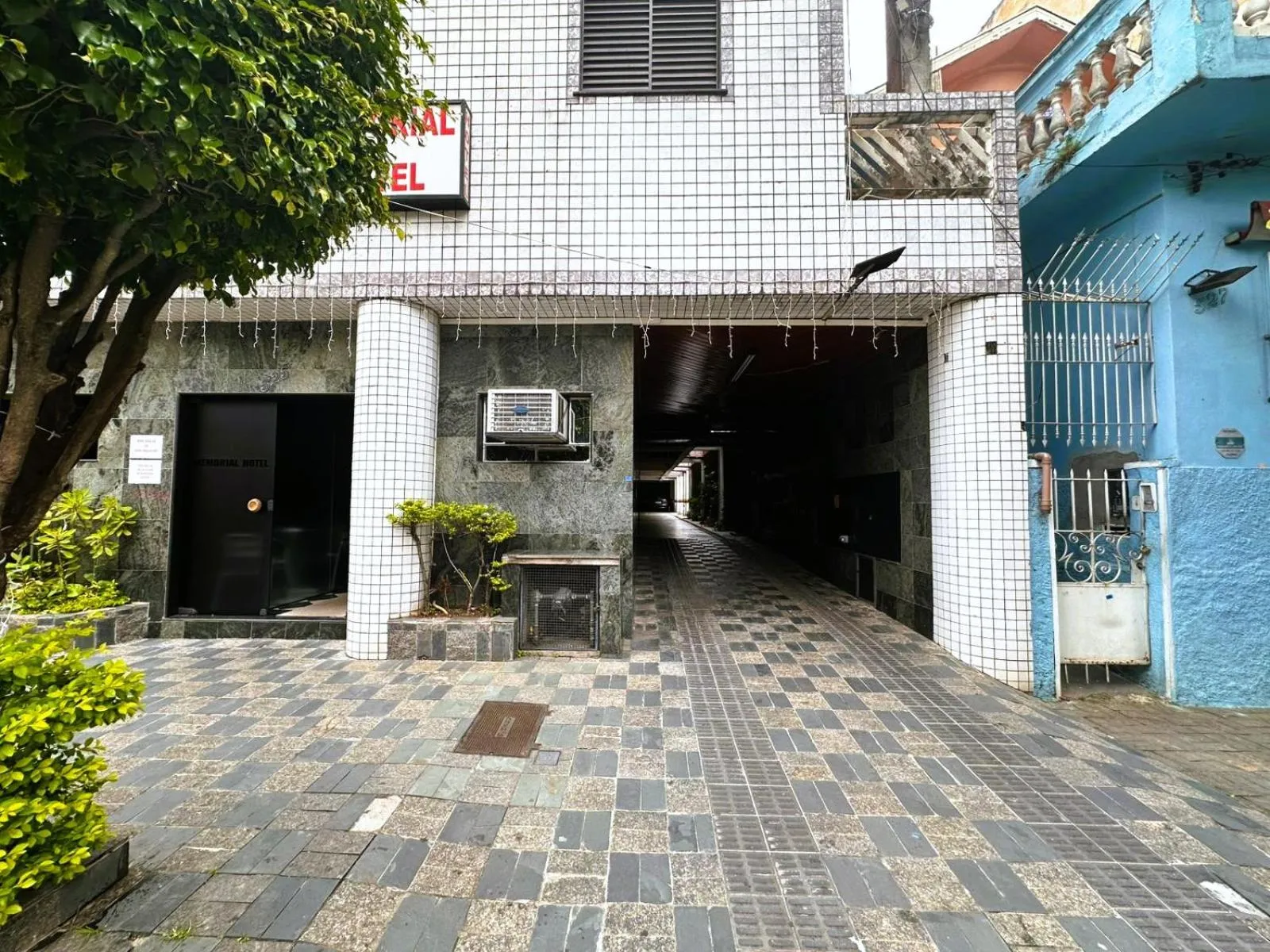 Facade/entrance in Memorial Hotel