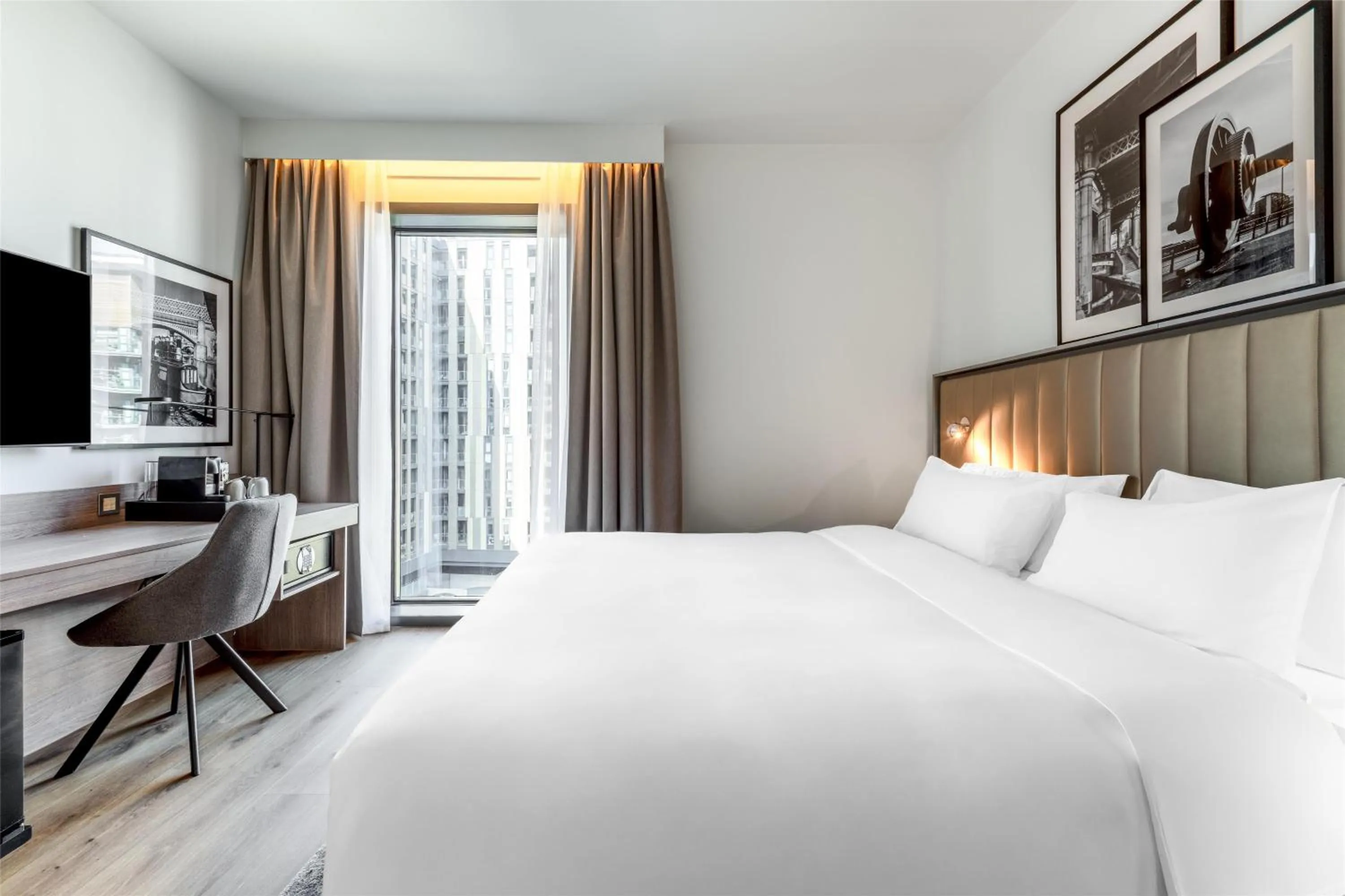 Bedroom, Bed in Radisson Hotel Manchester City Centre, A Verified Net Zero Hotel