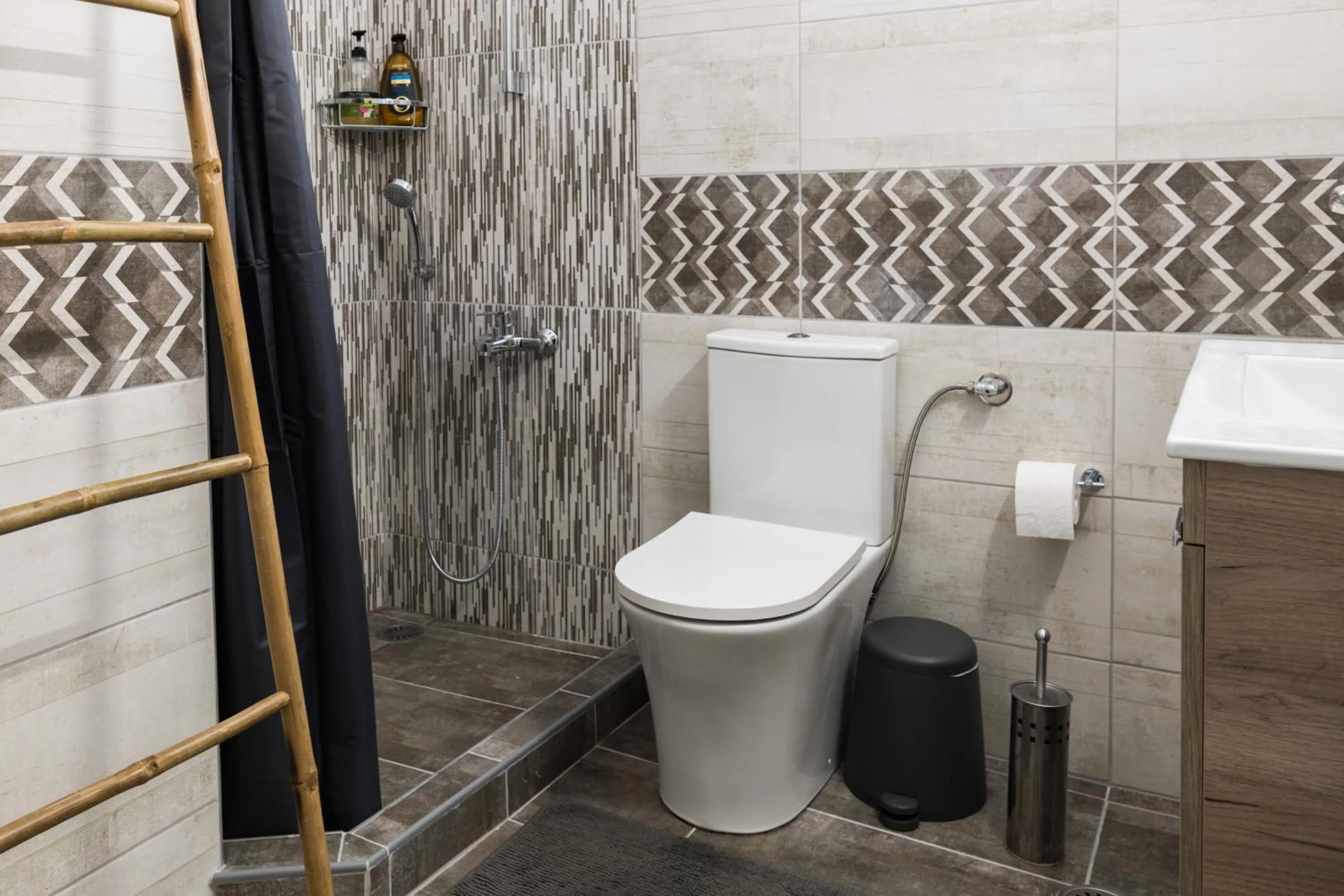 Shower in Alexander Apartments Airport