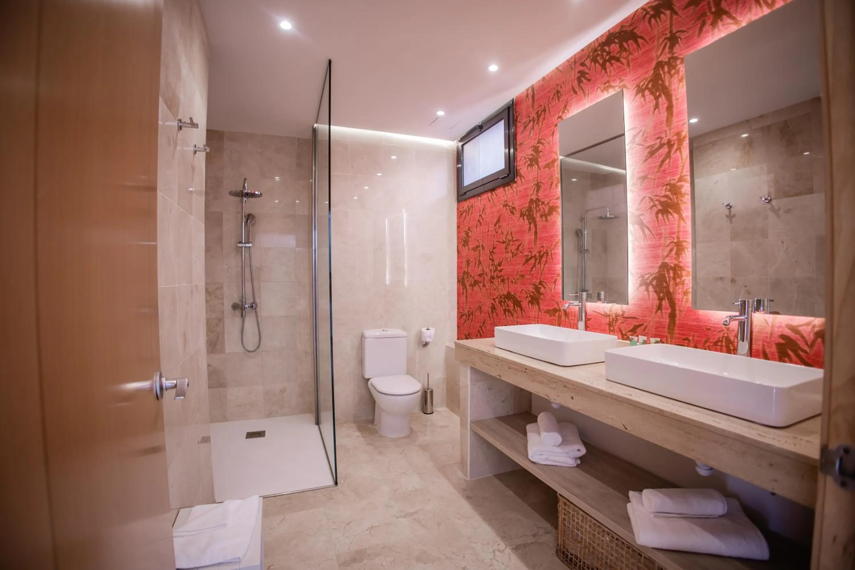 Shower in Serenity Amadores