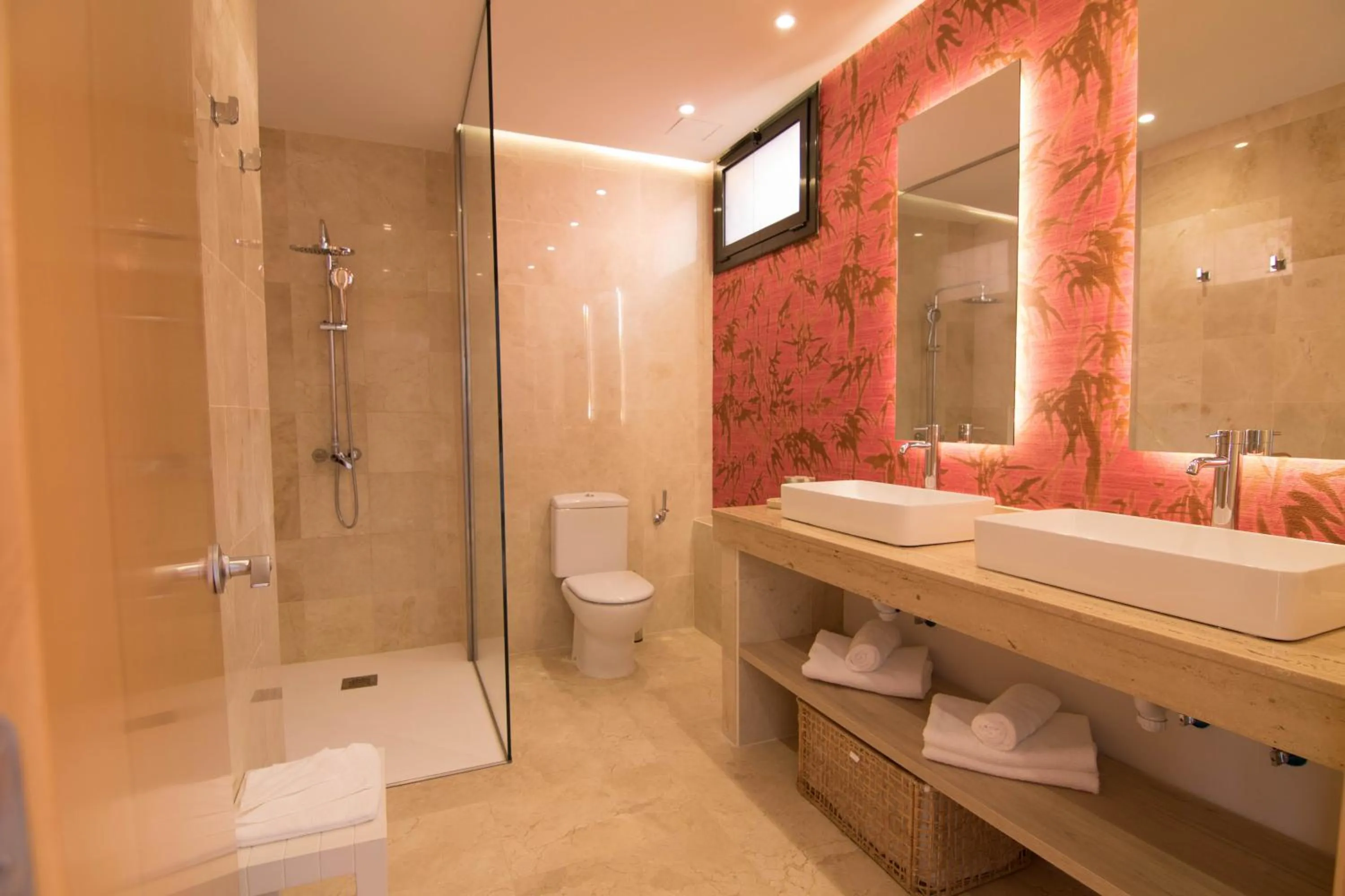 Shower in Serenity Amadores