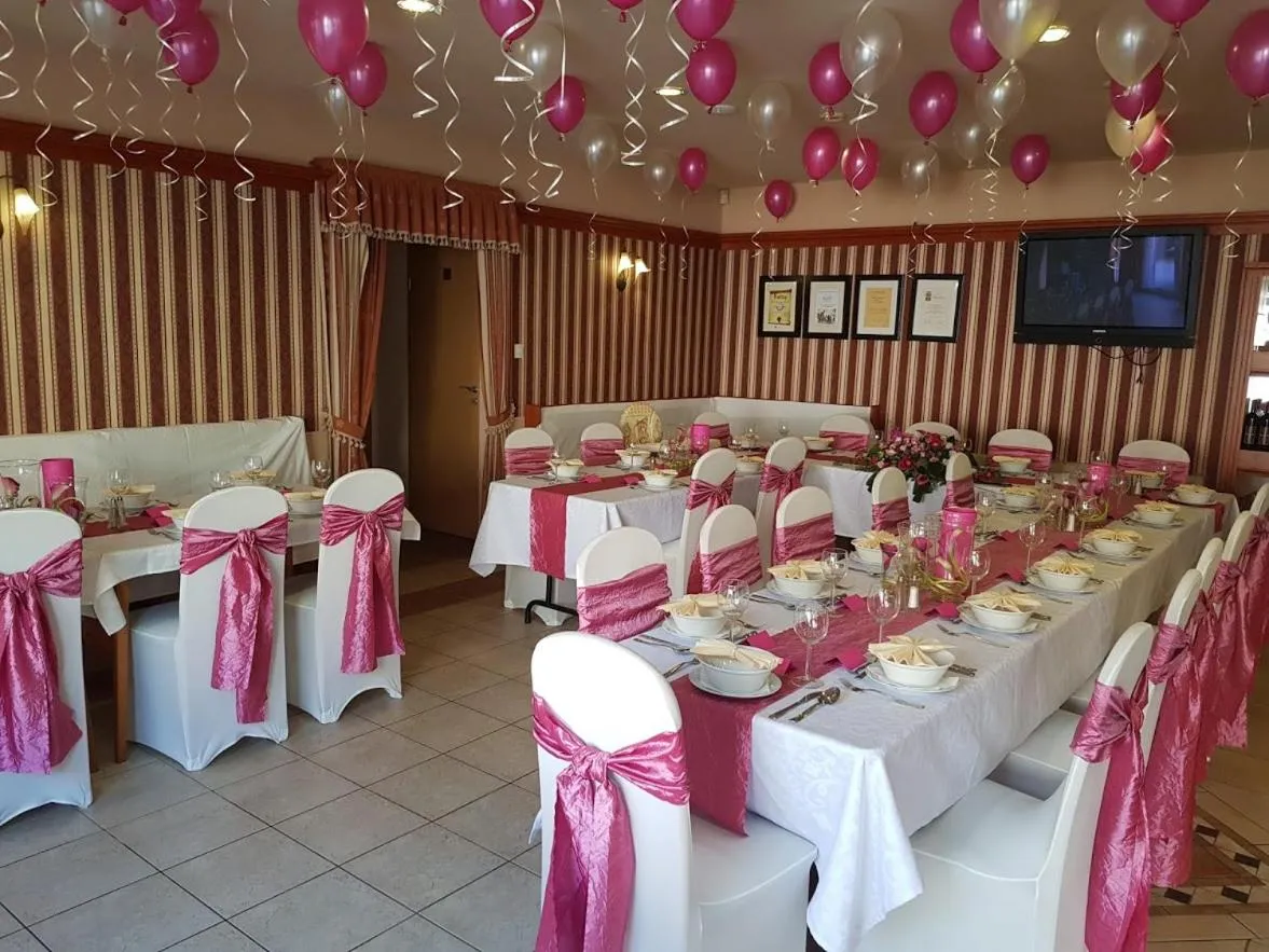 Restaurant/places to eat in Hotel Patonai