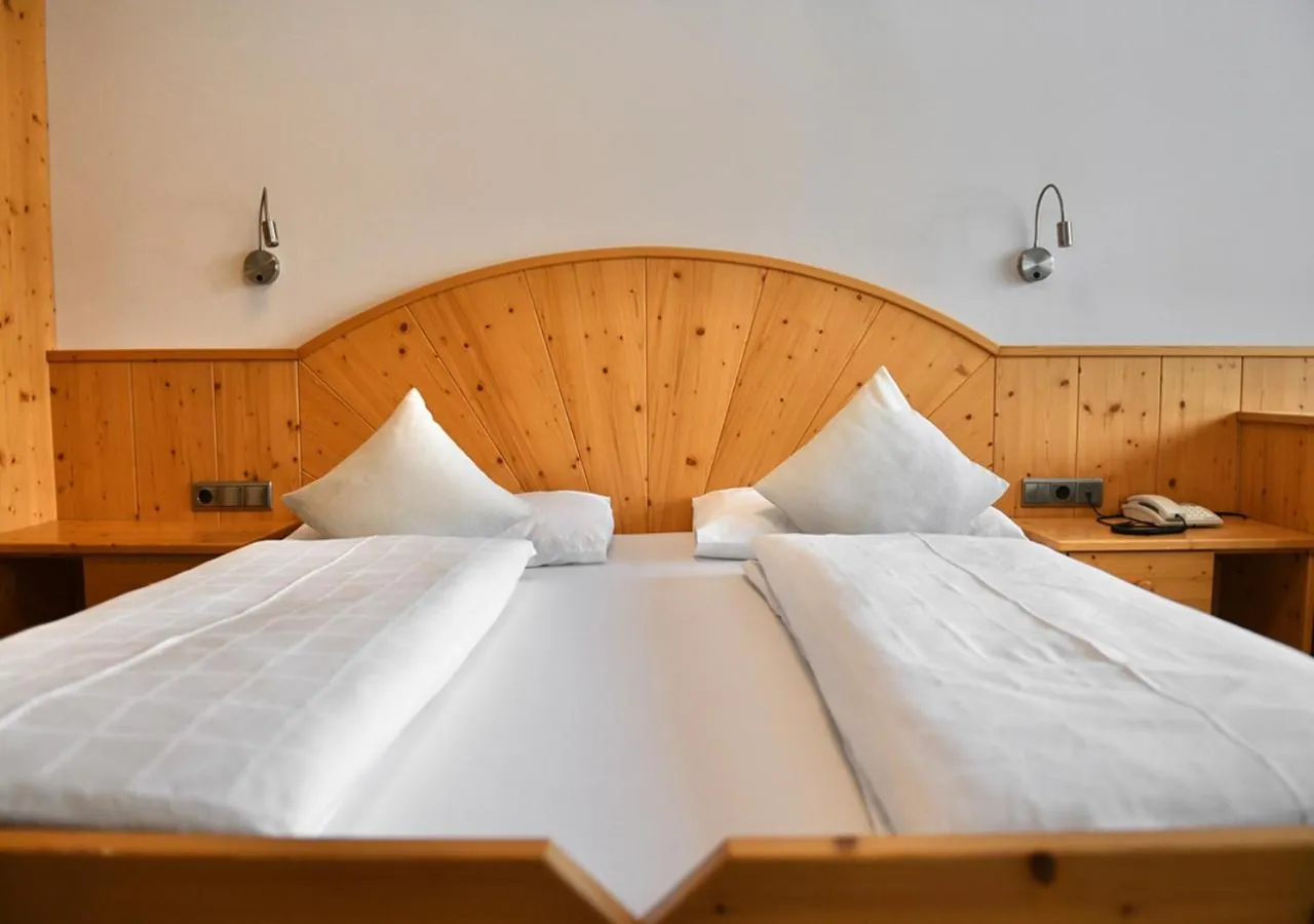 Bed in Hotel Toblacherhof