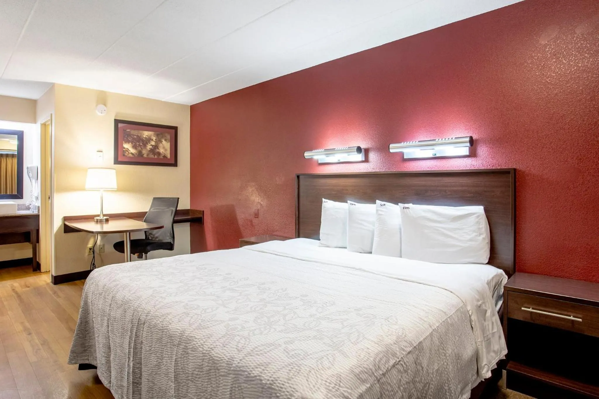 Photo of the whole room, Bed in Red Roof PLUS Washington DC - Oxon Hill
