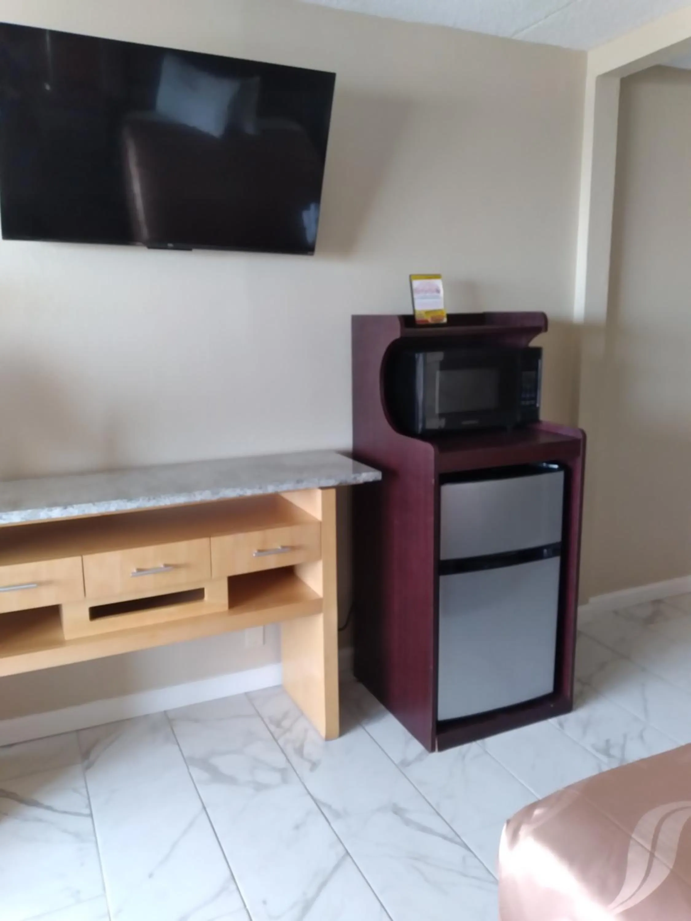 TV and multimedia in The Virginian Motel