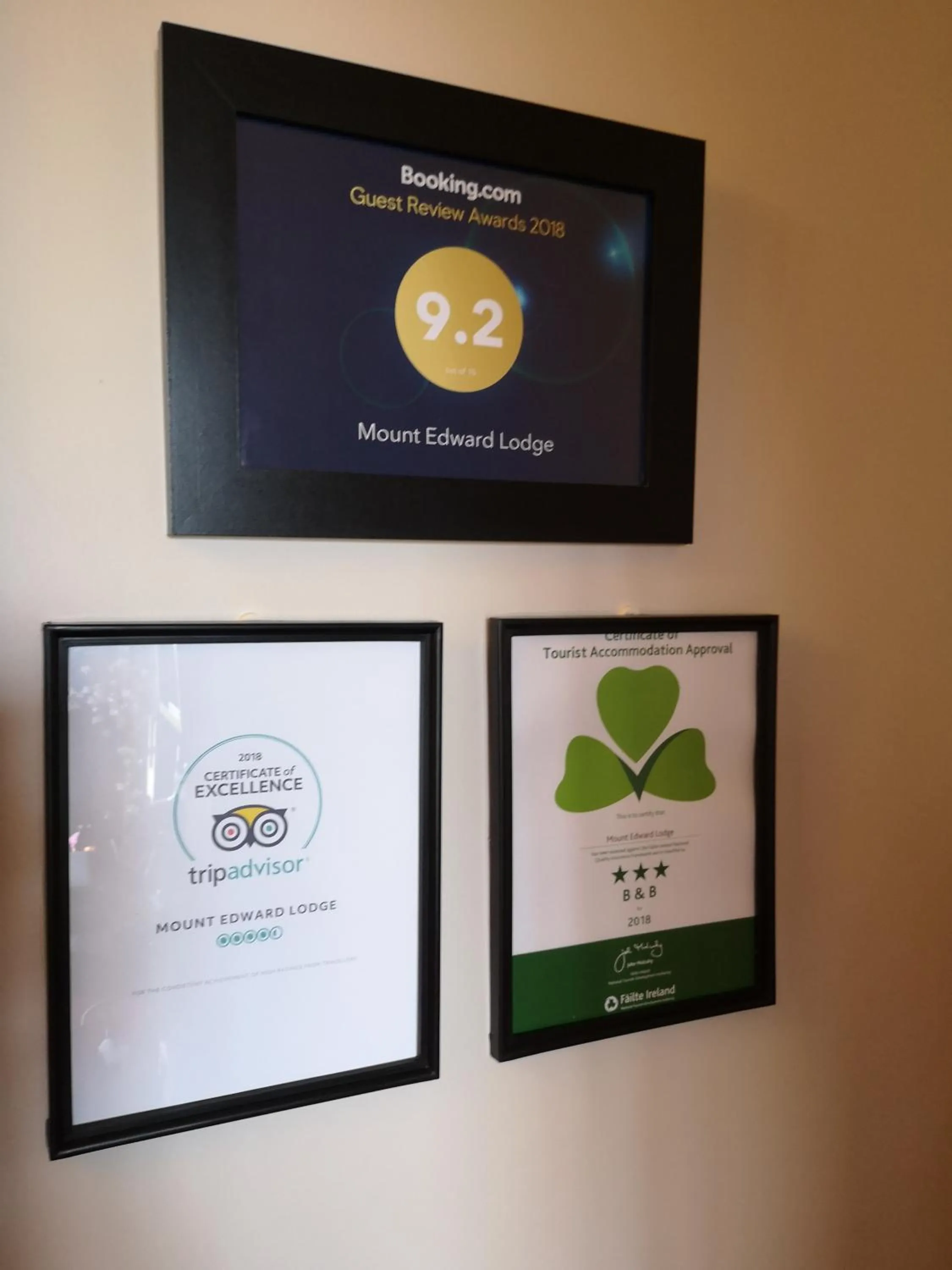 Logo/Certificate/Sign in Mount Edward Lodge