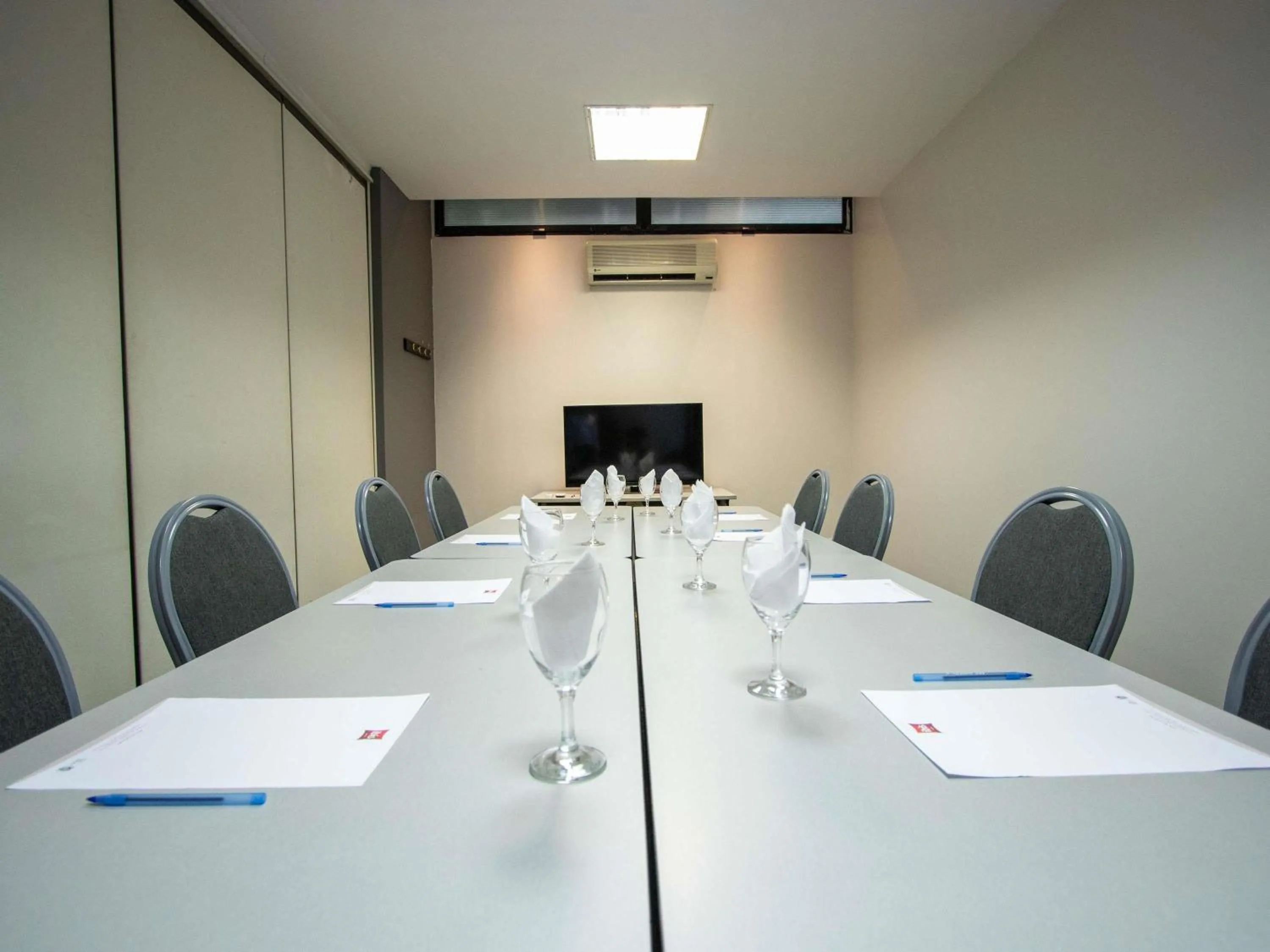 Meeting/conference room in ibis Montevideo Rambla