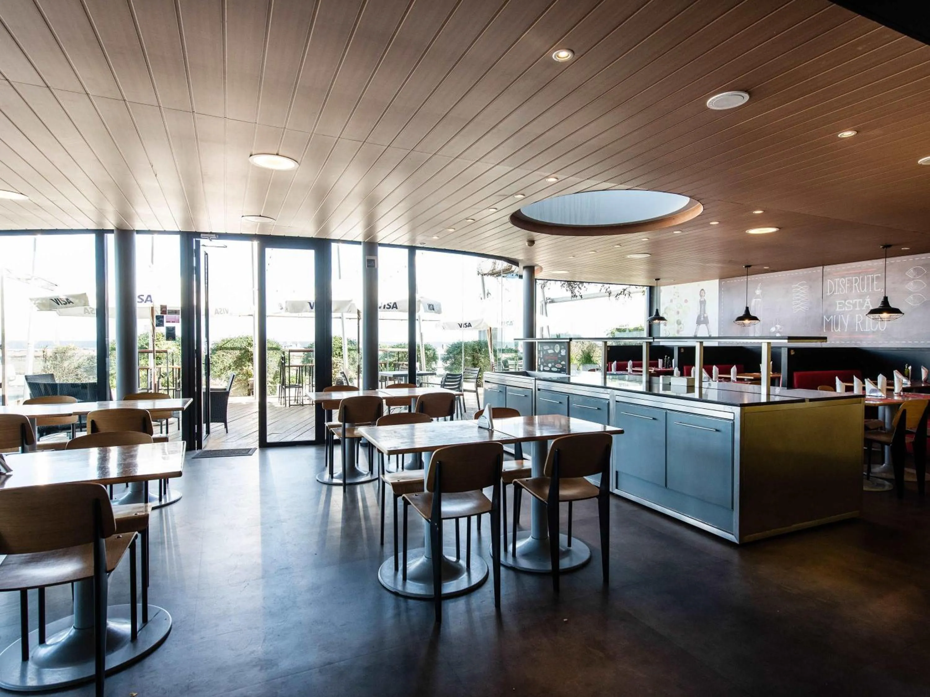 Restaurant/places to eat in ibis Montevideo Rambla