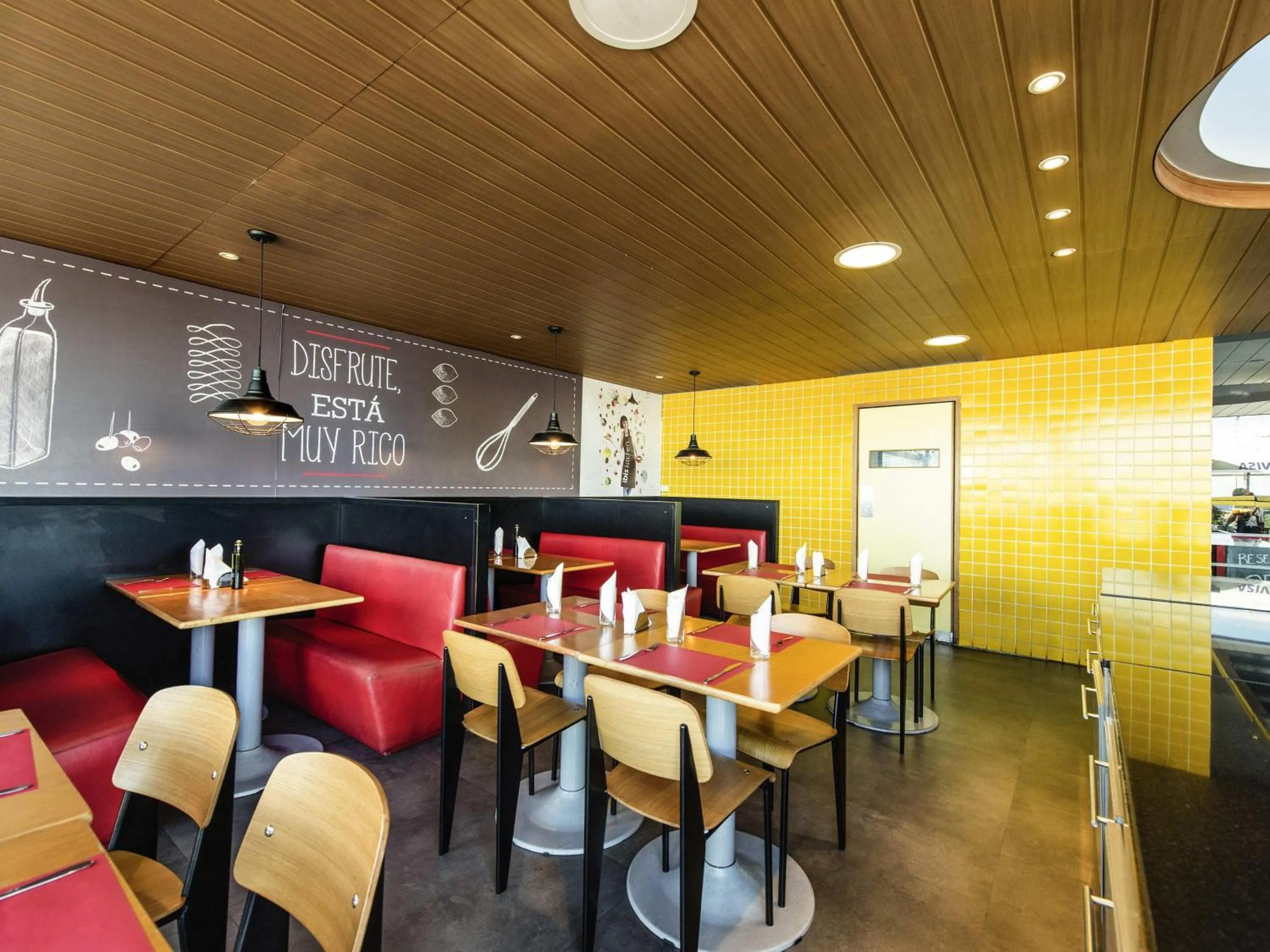 Restaurant/places to eat in ibis Montevideo Rambla