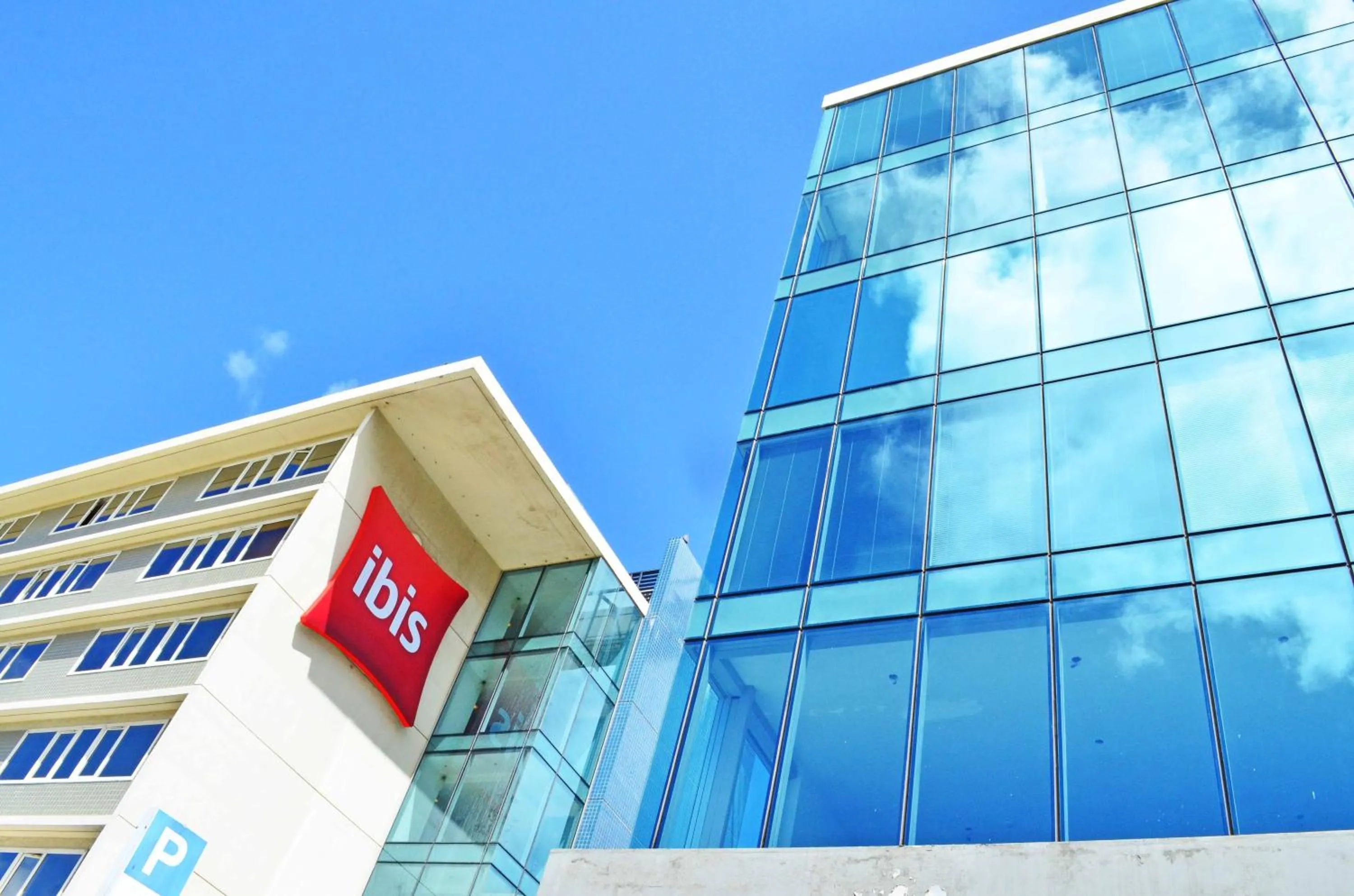 Facade/entrance in ibis Montevideo Rambla